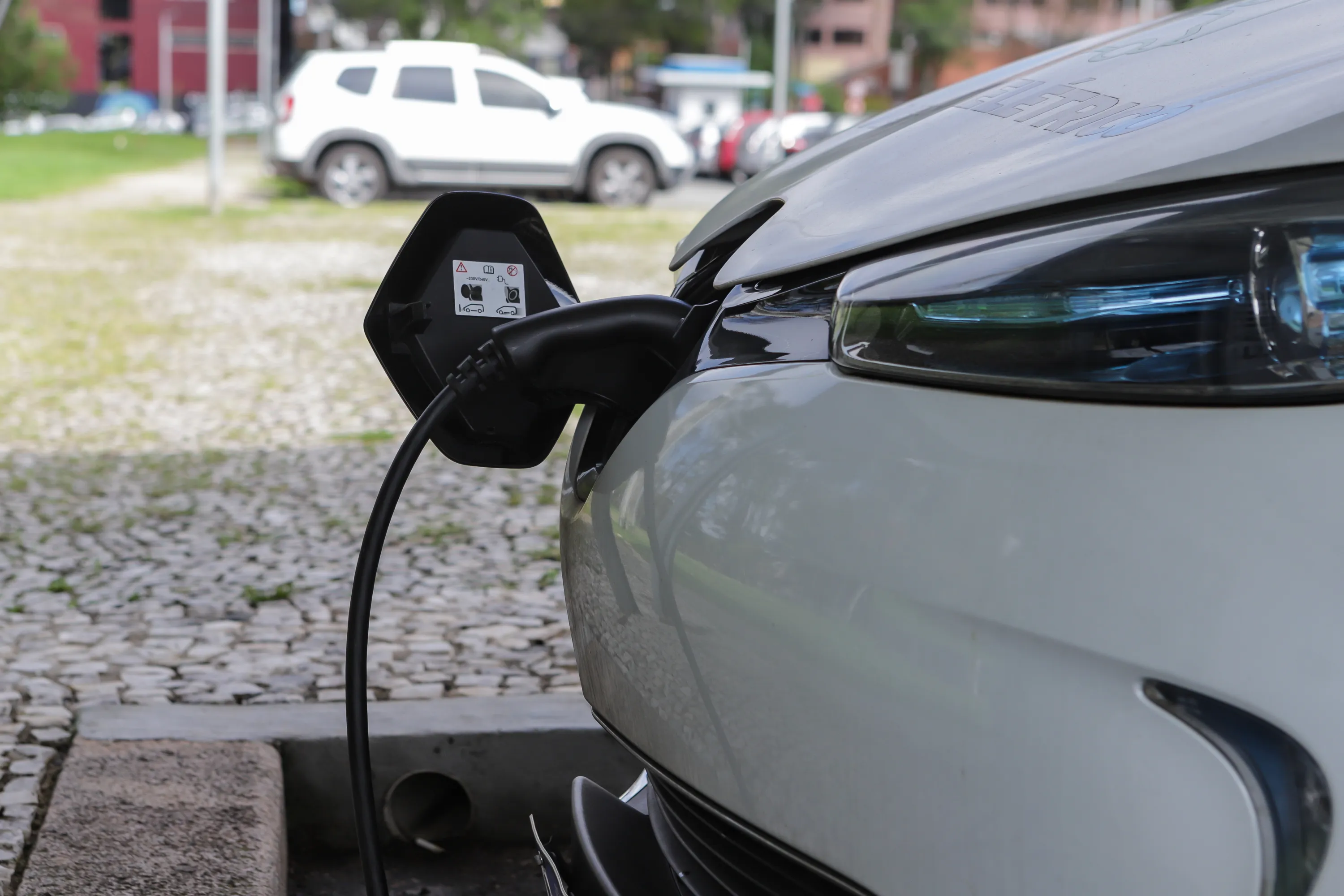 Curitiba, 19 de outubro de 2022 - Carregamento de carro elétrico no Palácio Iguaçu. (Foto: Roberto Dziura Jr./AEN)