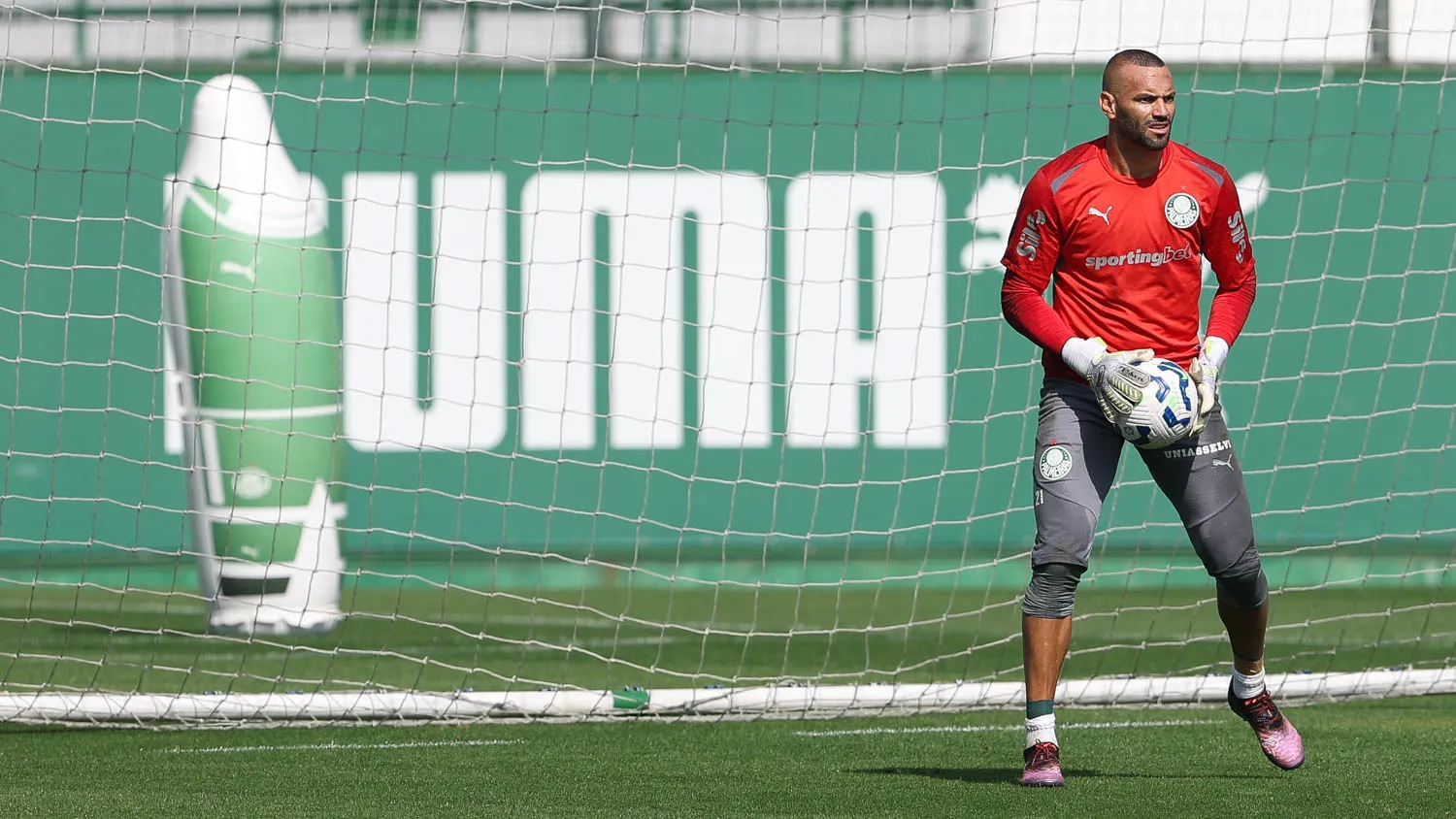 O goleiro Weverton, da SE Palmeiras, durante treinamento, na Academia de Futebol. (Foto: Cesar Greco/Palmeiras/by Canon)