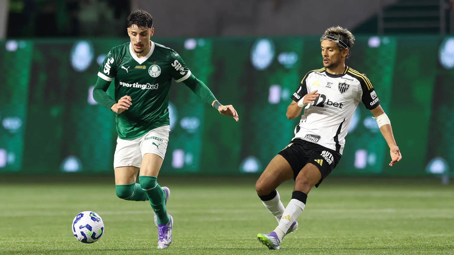 O jogador Joaquín Piquerez, da SE Palmeiras, disputa bola com o jogador do C Atlético Mineiro, durante partida válida pela décima quinta rodada, do Campeonato Brasileiro, Série A, na arena Allianz Parque. (Foto: Cesar Greco/Palmeiras/by Canon)