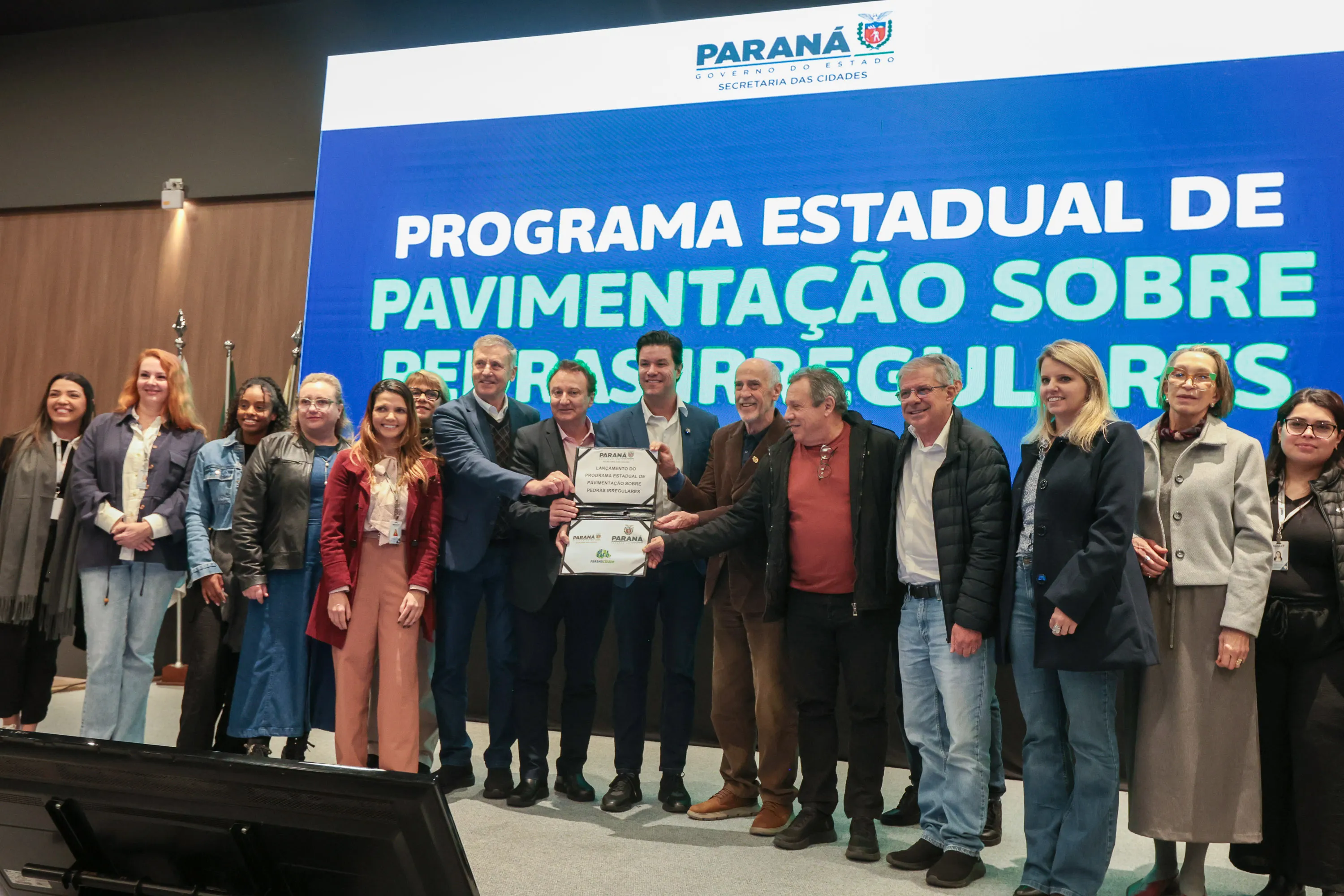 O secretário das Cidades, Guto Silva, lança nesta terça-feira (15) o Programa Estadual Pavimentação sobre Pedras Irregulares  - Foto: Geraldo Bubniak/AEN