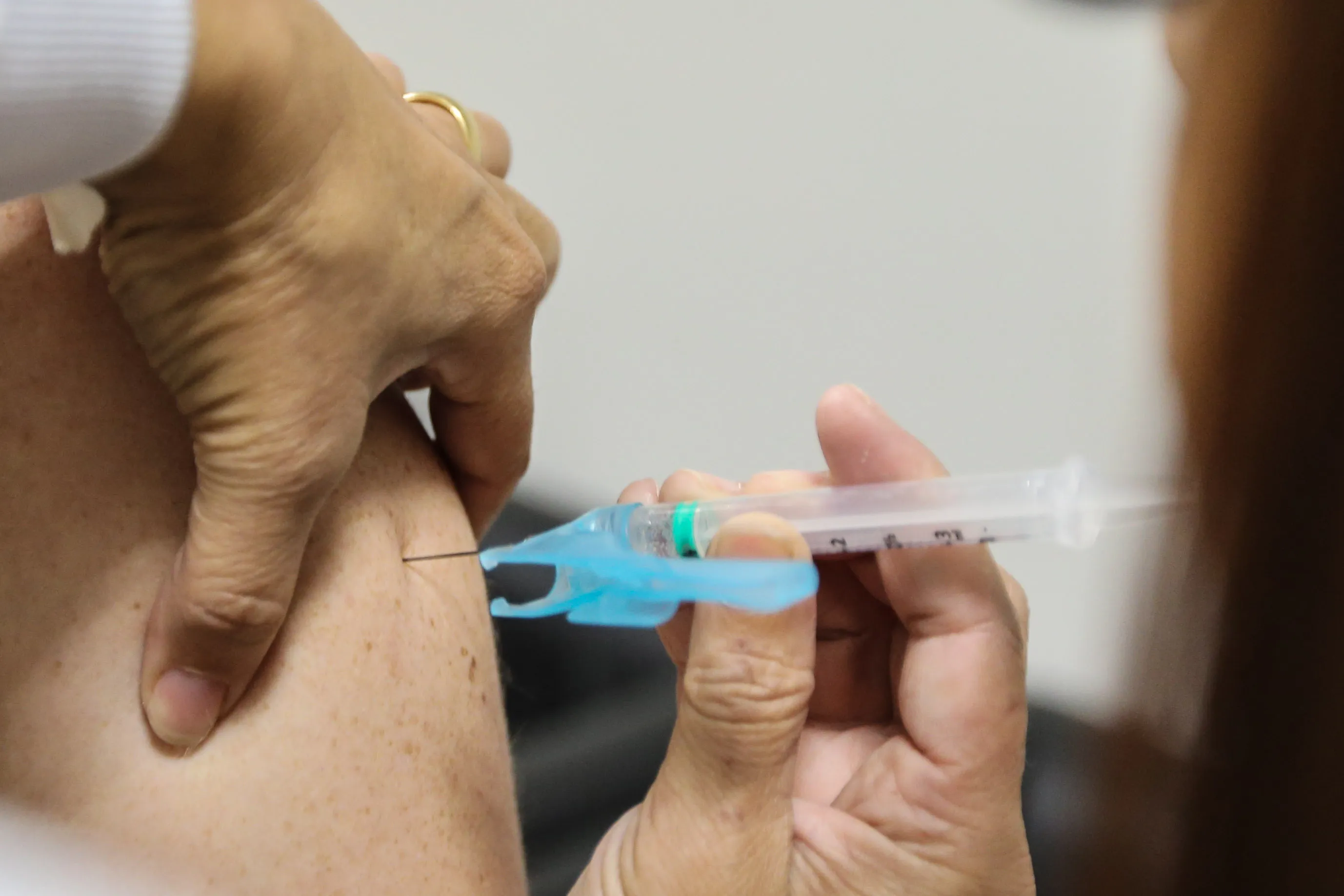 Paraná divulga números da gripe e reforça a prevenção. A vacinação contra a gripe terminou em 31 de maio  para o público-alvo da campanha. O saldo de doses está disponível para toda a população a partir de 03/06. A secretaria estadual segue orientação do Ministério da Saúde de atingir 90% de cobertura vacinal.
   Curitiba, 06/06/2019 -  Foto: Gilson Abreu/ANPr