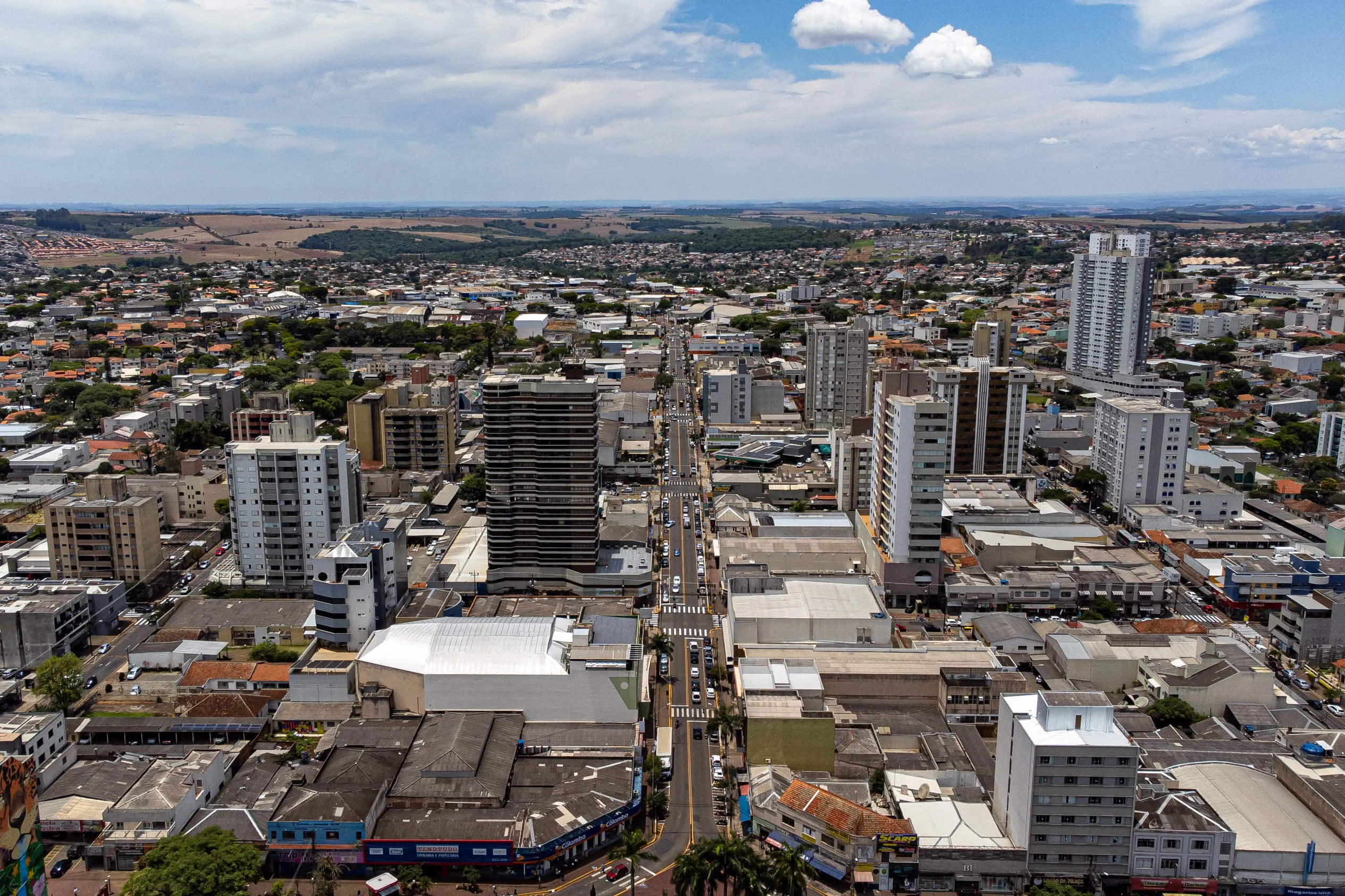 Apucarana, 08 de novembro de 2022 - Imagem de drone do centro da cidade a partir da Praça Rui Barbosa. Foto: Roberto Dziura Jr./AEN