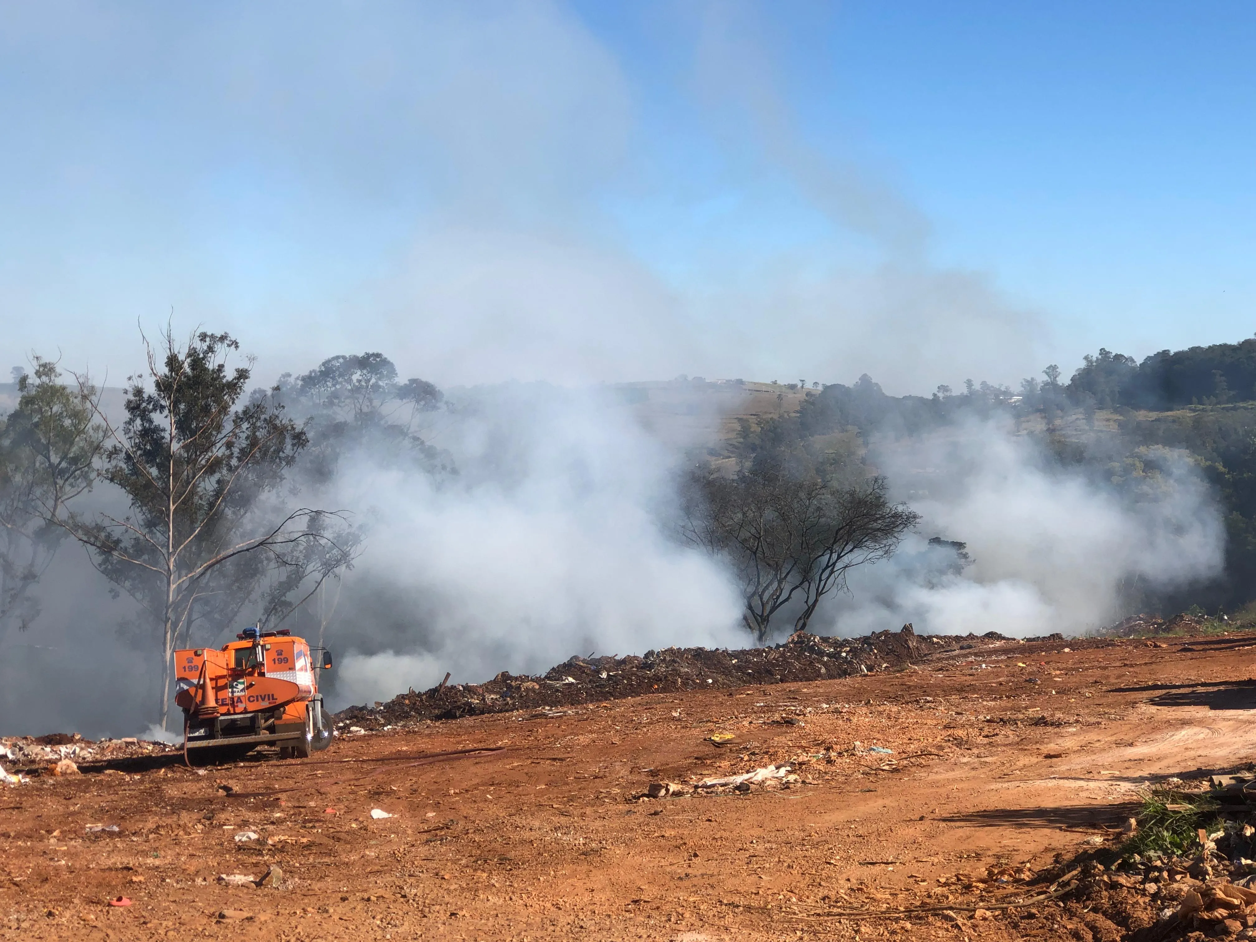 Equipes da Defesa Civil e Bombeiros seguem fazendo o rescaldo