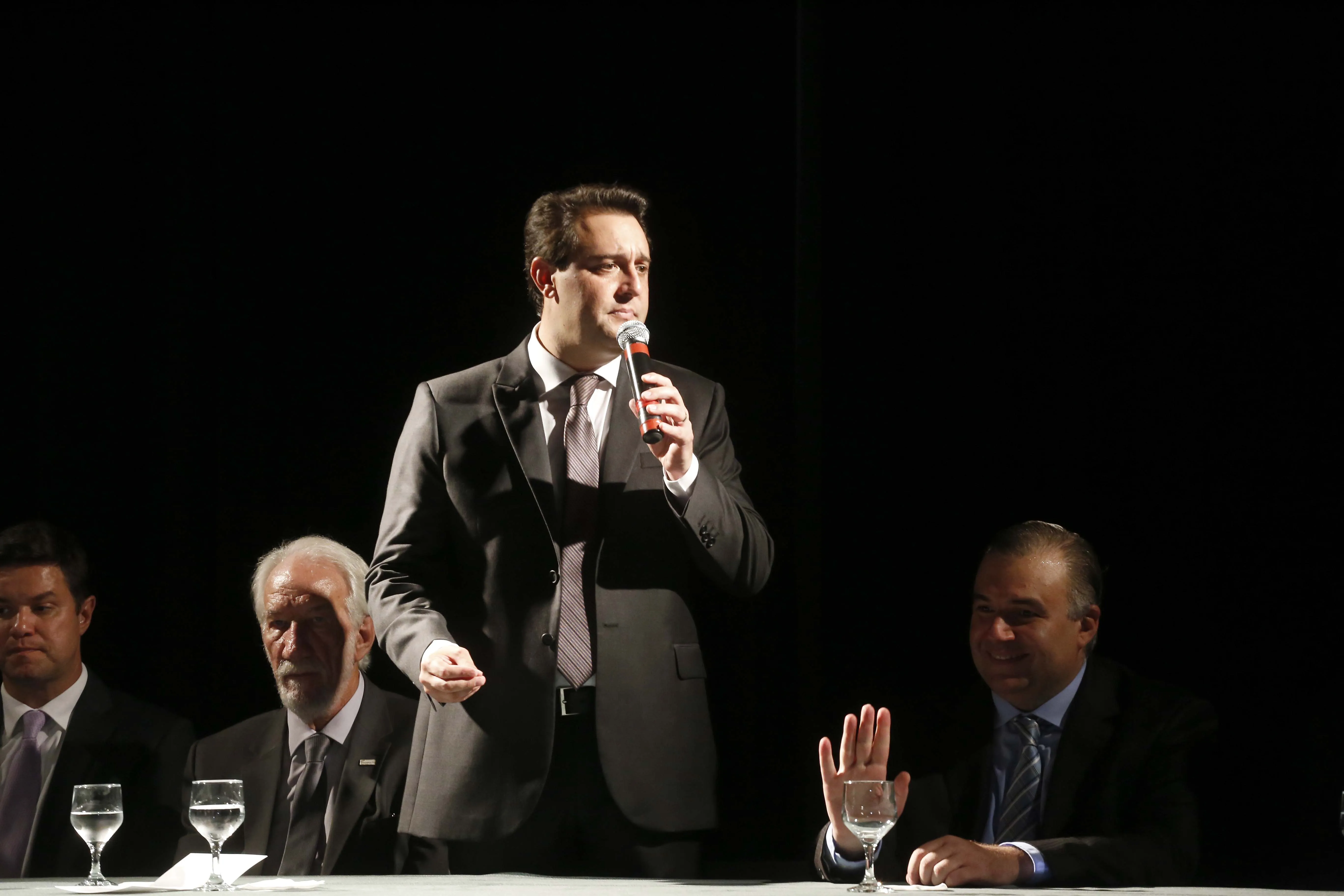 O governador Carlos Massa Ratinho Junior, dá posse a Ney Leprevost na pasta da secretaria da Justiça, Família e Trabalho.
Curitiba, 12-02-19.
Foto: Arnaldo Alves / ANPr.