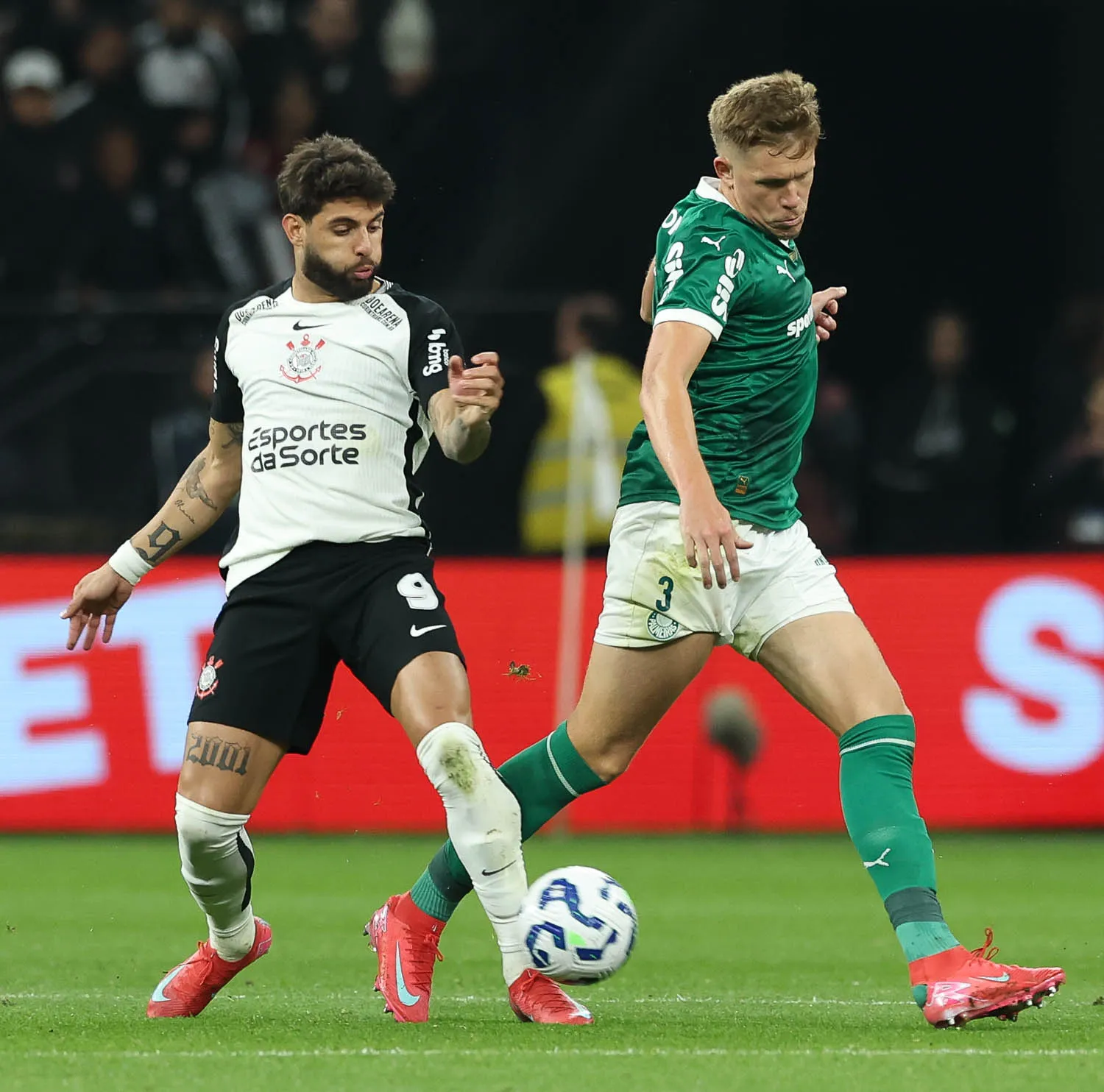 O jogador Bruno Fuchs, da SE Palmeiras, disputa bola com o jogador do SC Corinthians P, durante partida válida pelas oitavas de final, da Copa do Brasil, na Neo Química Arena. (Foto: Cesar Greco/Palmeiras/by Canon)