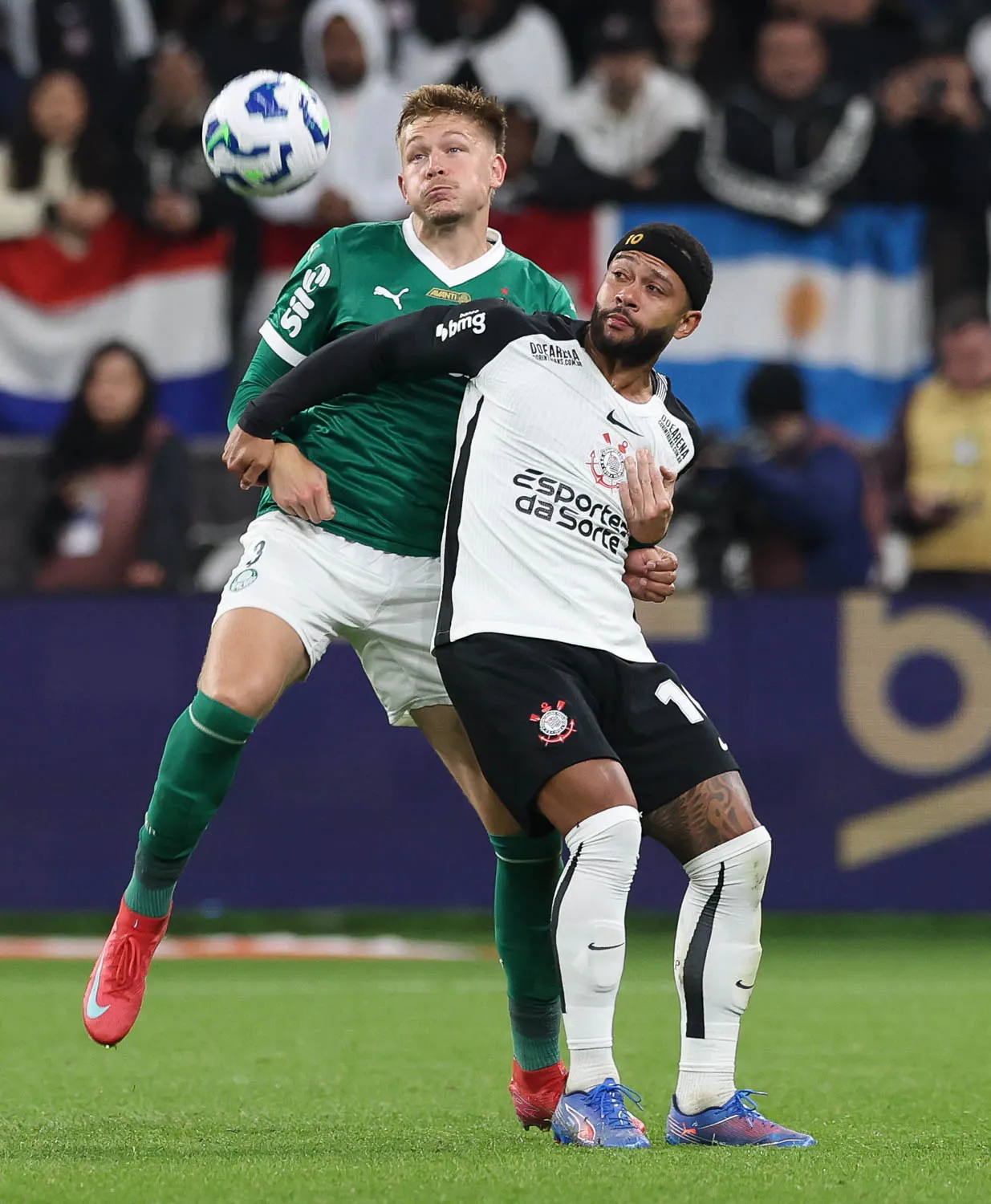 O jogador Bruno Fuchs, da SE Palmeiras, disputa bola com o jogador do SC Corinthians P, durante partida válida pelas oitavas de final, da Copa do Brasil, na Neo Química Arena. (Foto: Cesar Greco/Palmeiras/by Canon)