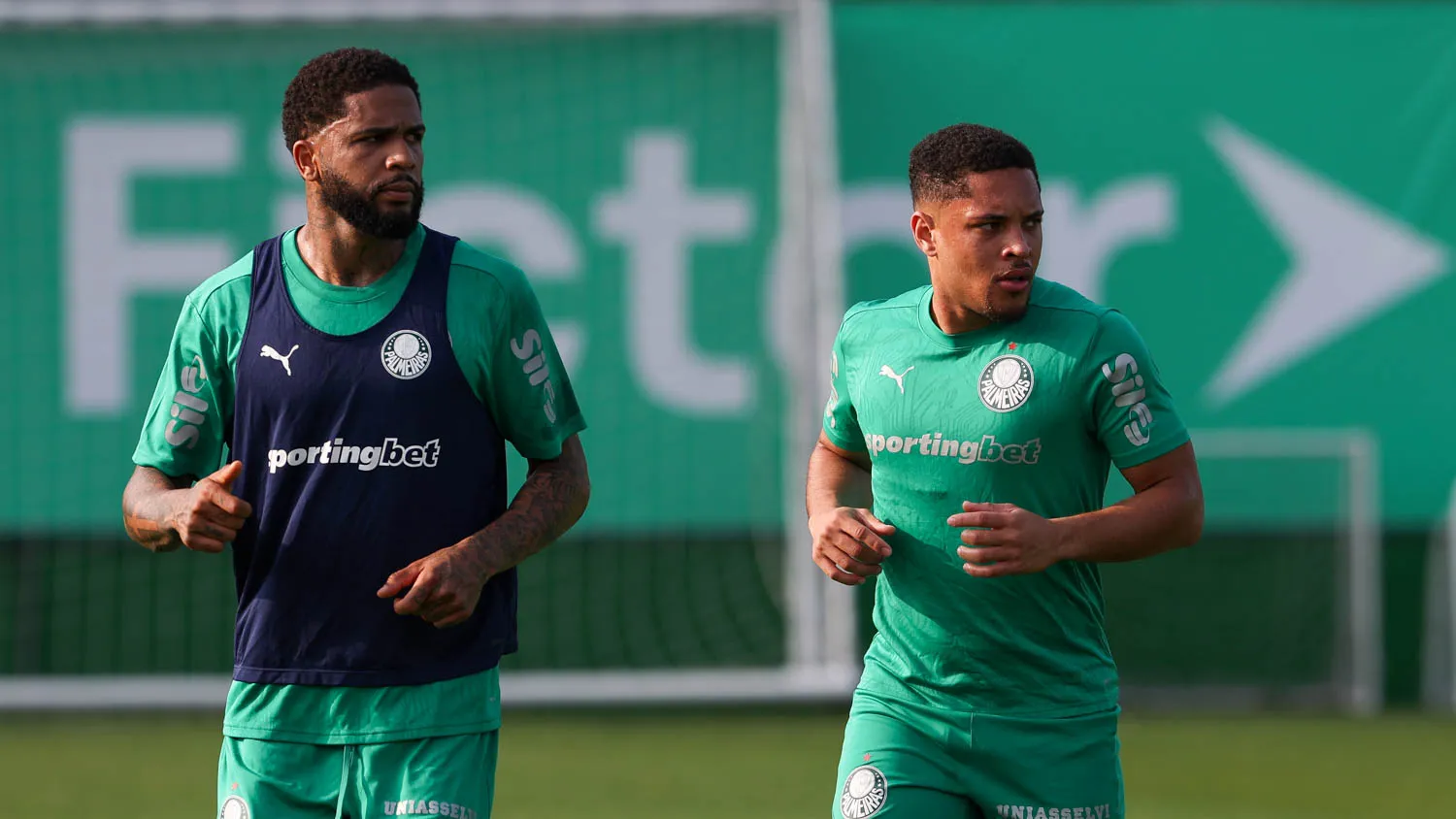 Os jogadores Micael e Vitor Roque (D), da SE Palmeiras, durante treinamento, na Academia de Futebol. (Foto: Cesar Greco/Palmeiras/by Canon)