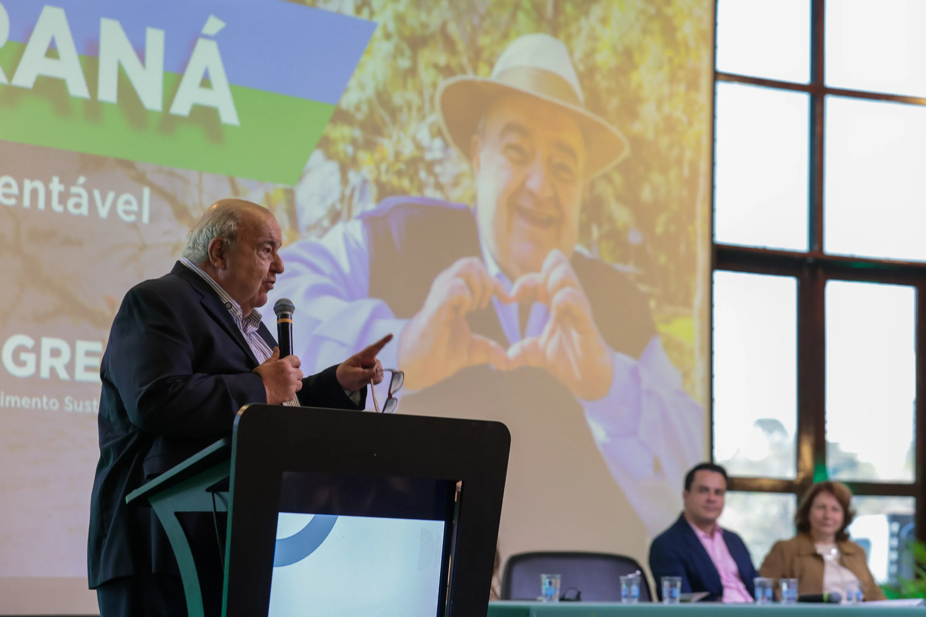 Palestra com Rafael Greca e Rosana Jatoba nesta quista-feira (21), no Salão de Atos do Parque Barigui em Curitiba durante a Conferência da Mata Atlântica.