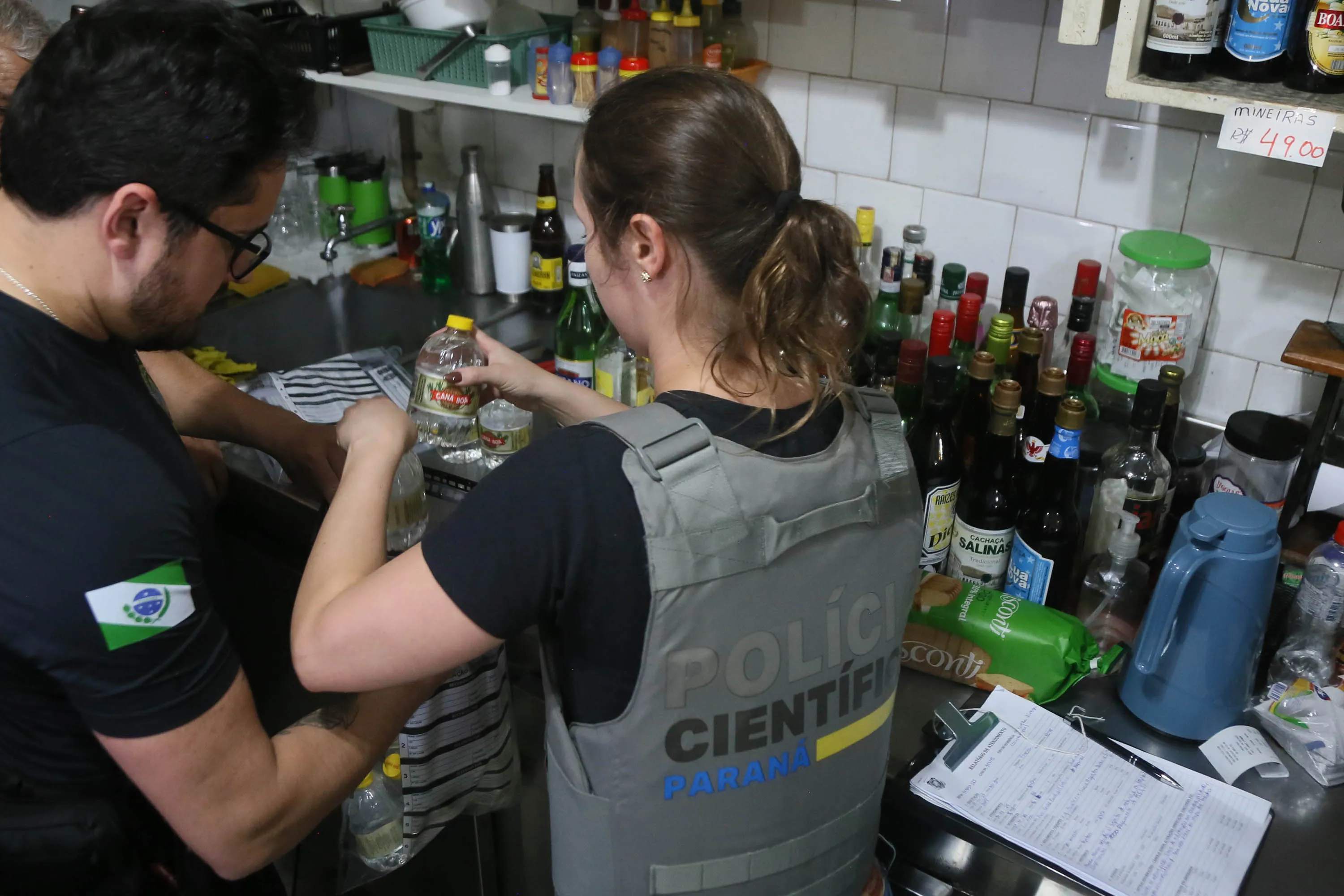 Equipes da Vigilância Sanitária de Curitiba integraram a operação conjunta com a Polícia Civil e Científica na tarde deste sábado, (4/10), para fiscalizar um estabelecimento suspeito de comercializar bebidas alcoólicas adulteradas. Curitiba, 04/10/2025. Foto: Valquir Kiu Aureliano
