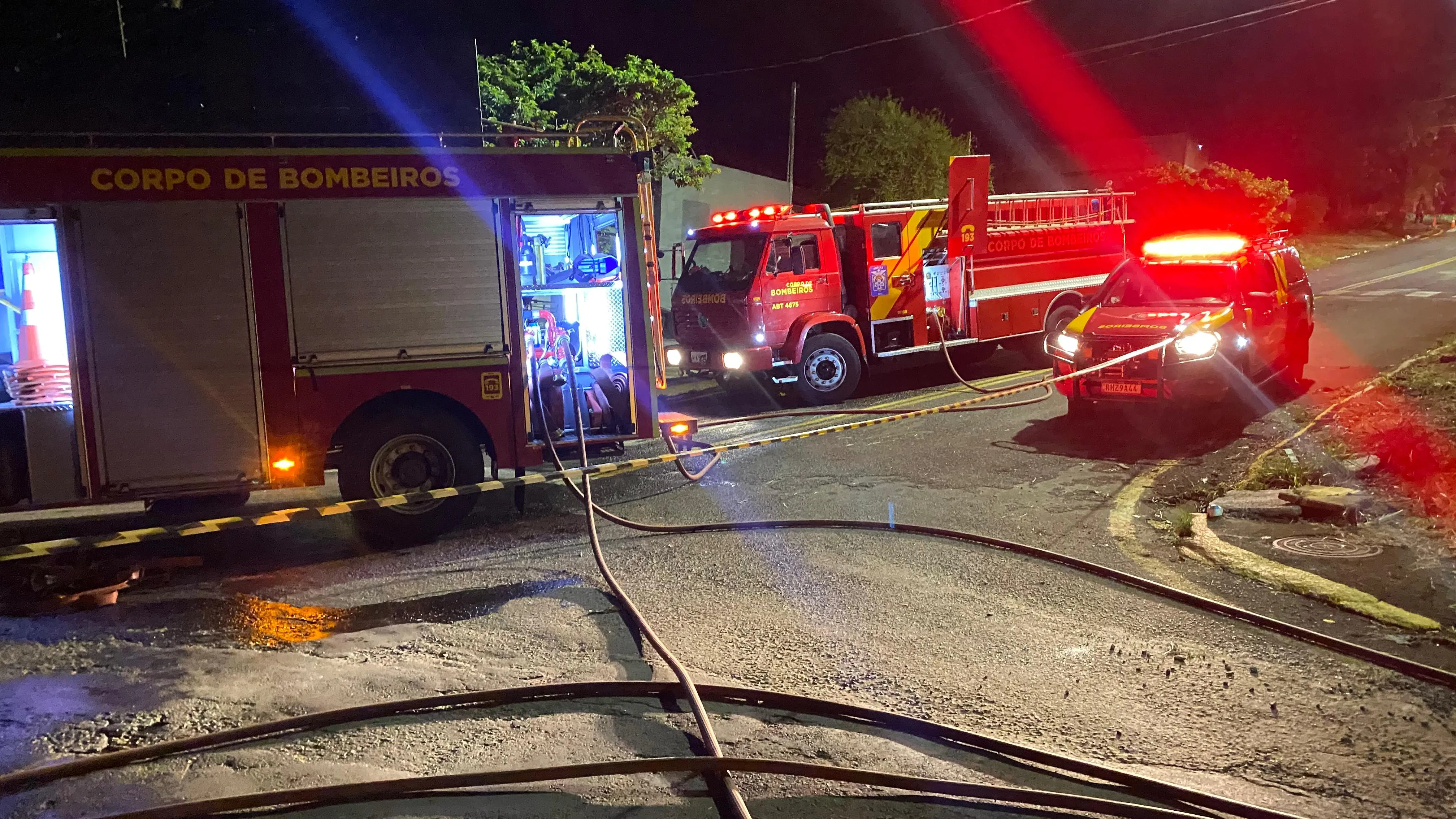 Os bombeiros conseguiram evitar que o fogo se espalhasse para outros cômodos da casa, bem como atingisse o veículo que estava na garagem.