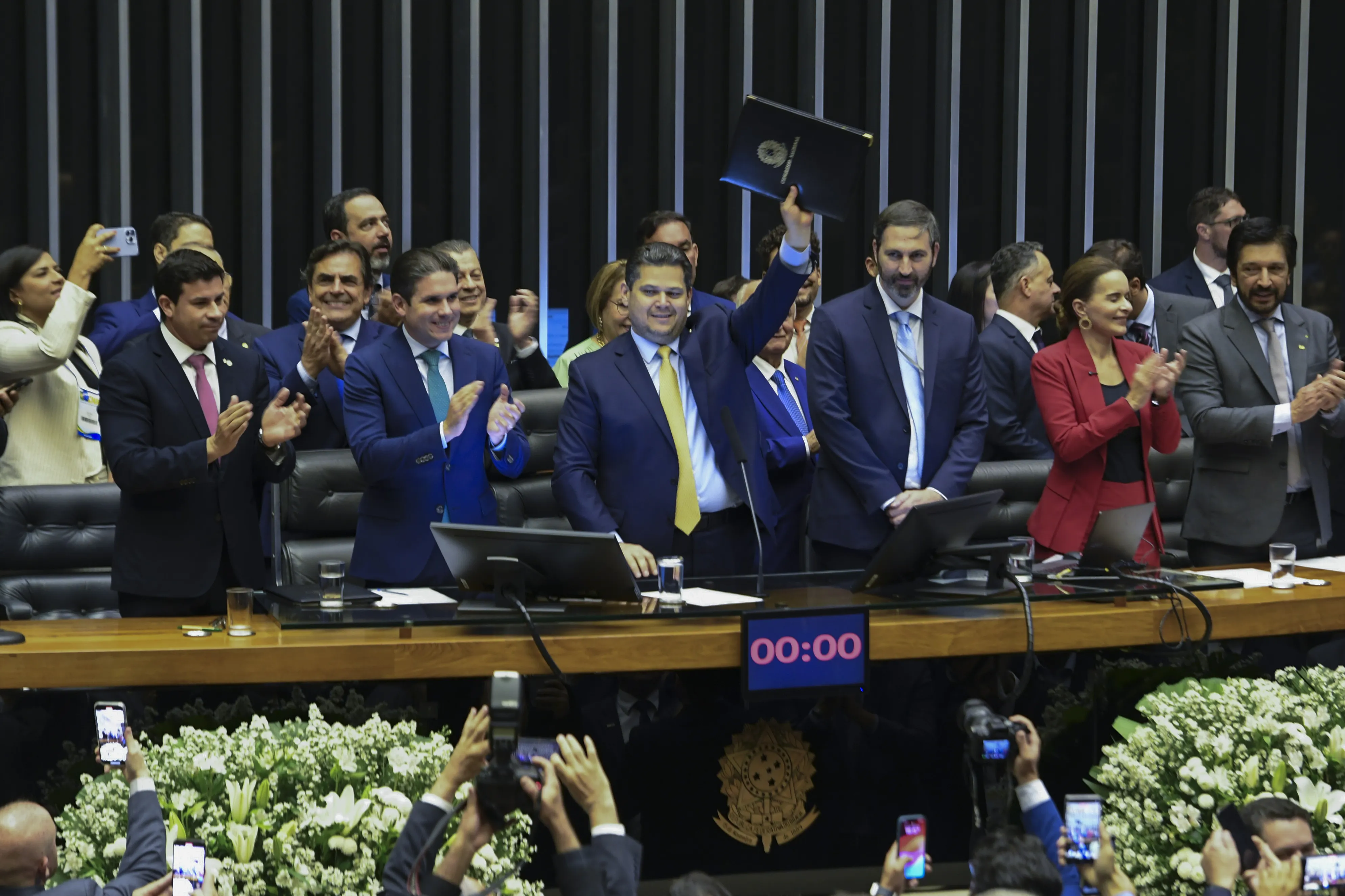 Plenário da Câmara dos Deputados durante sessão solene destinada à promulgação da Emenda Constitucional nº 136, de 2025, referente à Proposta de Emenda à Constituição nº 66 de 2023, que institui limite para o pagamento de precatórios pelos Estados, pelo Distrito Federal e pelos Municípios e estipula novo prazo de parcelamento especial de débitos com seus regimes próprios de previdência social e com o Regime Geral de Previdência Social; e dá outras providências. 

Mesa: 
presidente da Confederação Nacional dos Municípios (CNM), Paulo Ziulkoski; 
primeiro-secretário da Mesa da Câmara dos Deputados, deputado Carlos Veras (PT-PE); 
presidente da Câmara dos Deputados, deputado Hugo Motta (Republicanos-PB); 
presidente do Senado Federal, senador Davi Alcolumbre (União-AP); 
secretário-geral da Mesa do Senado Federal, Danilo Augusto Barboza de Aguiar; 
primeira-secretária da Mesa do Senado Federal, senadora Daniella Ribeiro (PP-PB); 
prefeito da Cidade de São Paulo e segundo vice-presidente Nacional da Frente Nacional de Prefeitas e Prefeitos (FNP), Ricardo Nunes. 

Foto: Jonas Pereira/Agência Senado