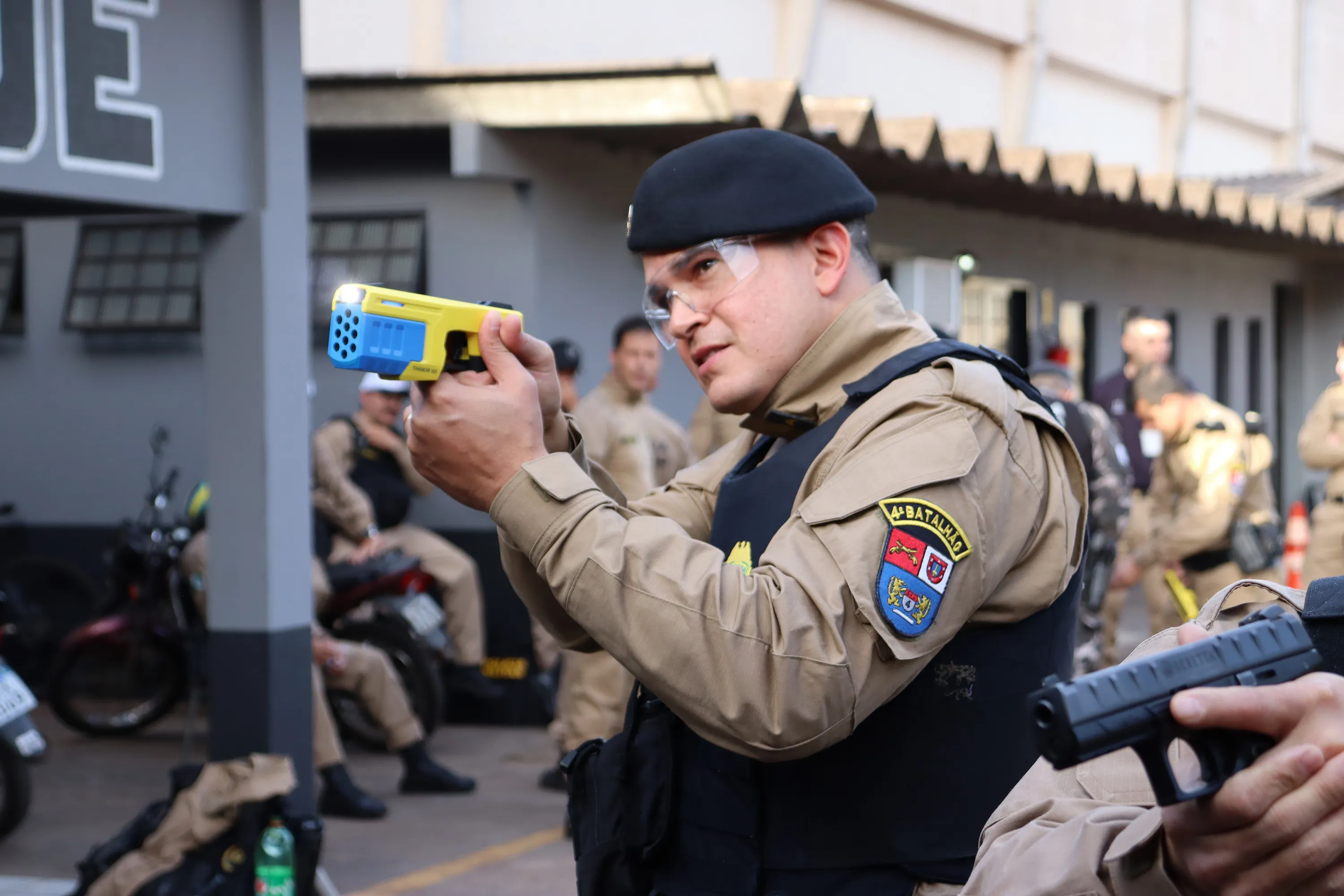 Um dos principais diferenciais da arma é a capacidade de dispor de dez dardos metálicos prontos para o disparo