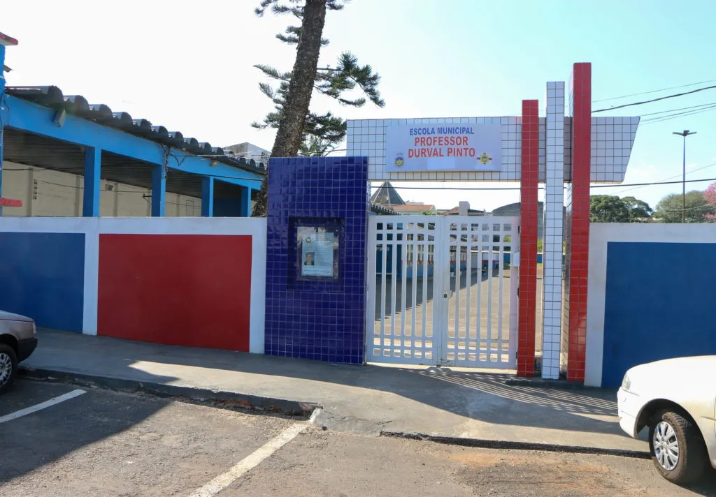 A instituição em questão não recebeu melhorias nos últimos dez anos, enquanto a Escola Municipal Professora Maria Madalena Coco foi ampliada com oito novas salas