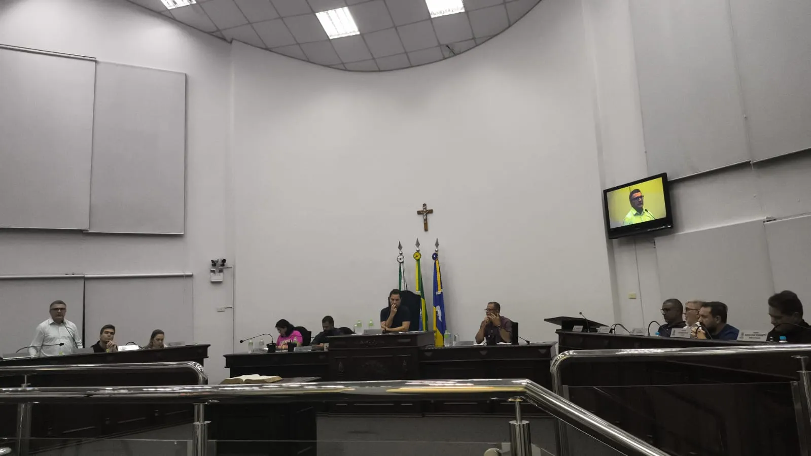 Na sessão, os servidores efetivos expressaram sua "mais profunda indignação" diante do que classificam como ataques irresponsáveis por parte de alguns vereadores