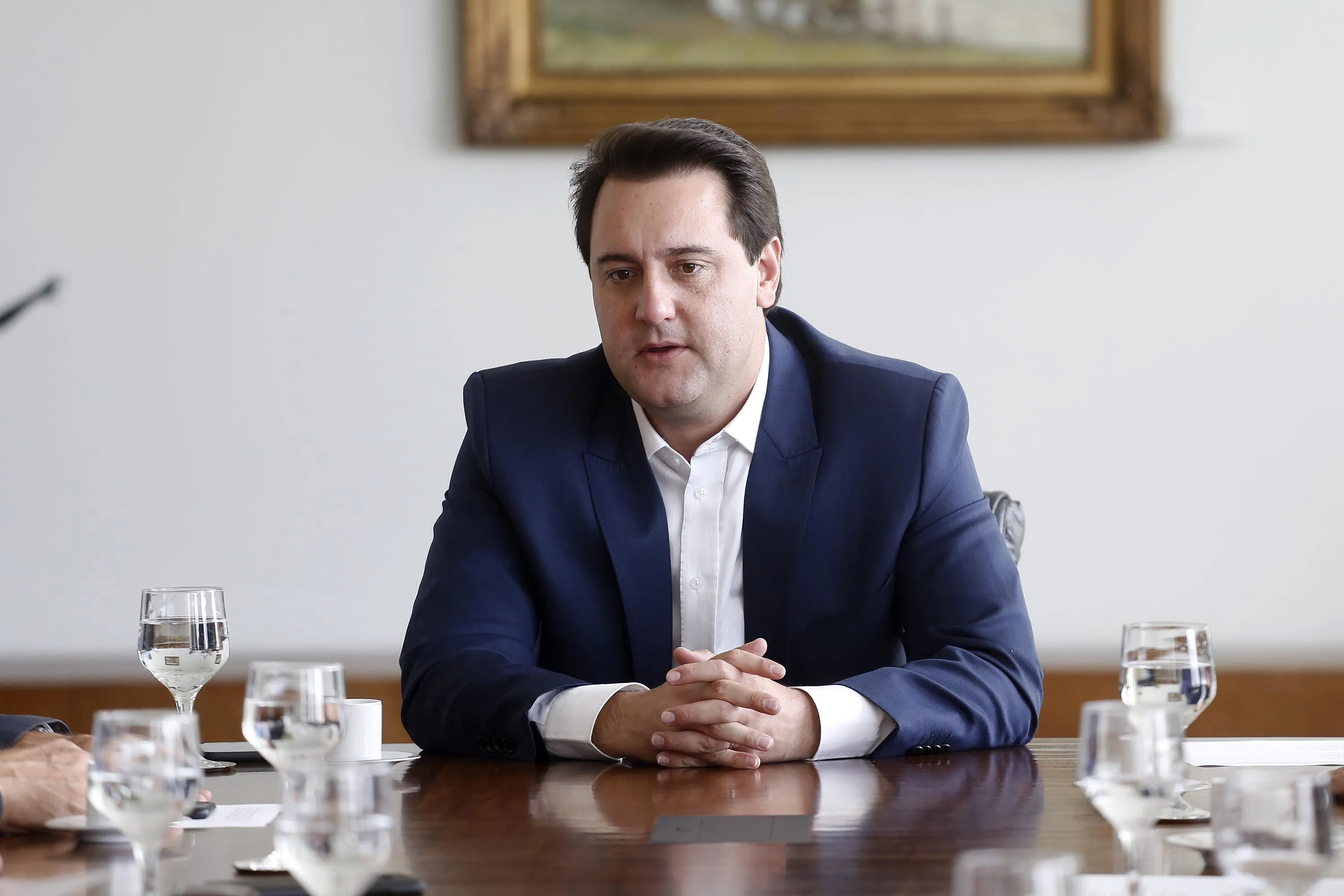 O governador Carlos Massa Ratinho Junior assina Termo de Cooperação entre FIEP e Agência Paraná de Desenvolvimento. Presentes: presidente da FIEP, Edson Campagnolo; Eduardo Bekin, diretor da Paraná Desenvolvimento; Márcio Nunes, secretário de Desenvolvimento Sustentável e Turismo; entre outros.
Curitiba, 14-02-19.
Foto: Arnaldo Alves / ANPr.