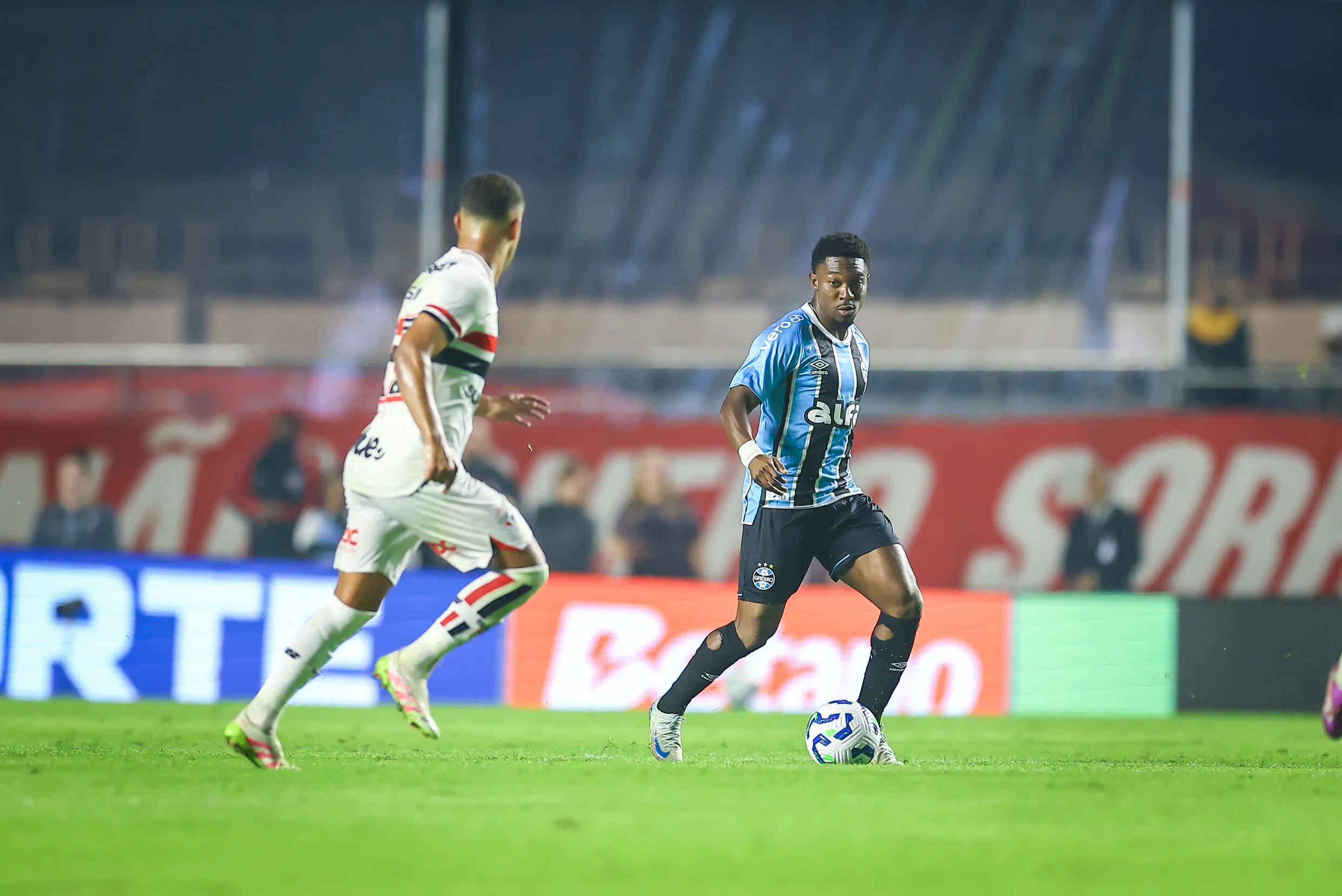 RS - FUTEBOL/CAMPEONATO BRASILEIRO 2025/GREMIO X SAO PAULO  - ESPORTES - Lance da partida entre Gremio e Sao Paulo disputada na noite deste sabado, no Estádio Morumbis, em Sao Paulo, em partida valida pela Campeonato Brasileiro 2025. FOTO: LUCAS UEBEL/GREMIO FBPA