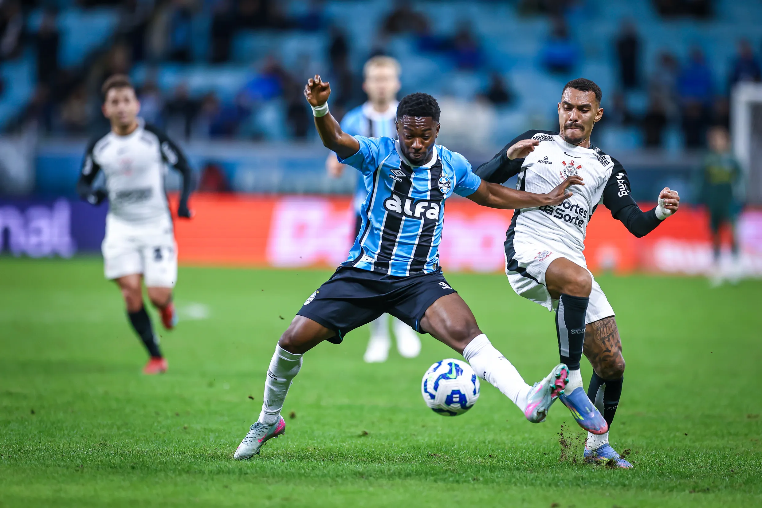 RS - FUTEBOL/CAMPEONATO BRASILEIRO 2025/GREMIO x CORINTHIANS - ESPORTES - Lance da partida entre Gremio e Corinthians isputada na noite desta quinta-feira, na Arena do Gremio, em partida valida pela Campeonato Brasileiro 2025. FOTO: LUCAS UEBEL/GREMIO FBPA
