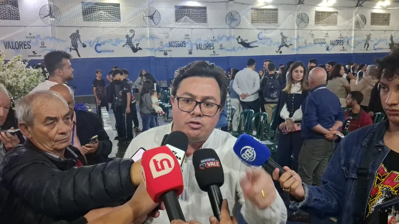 Vereador Lucas Leugi durante entrevista coletiva à imprensa