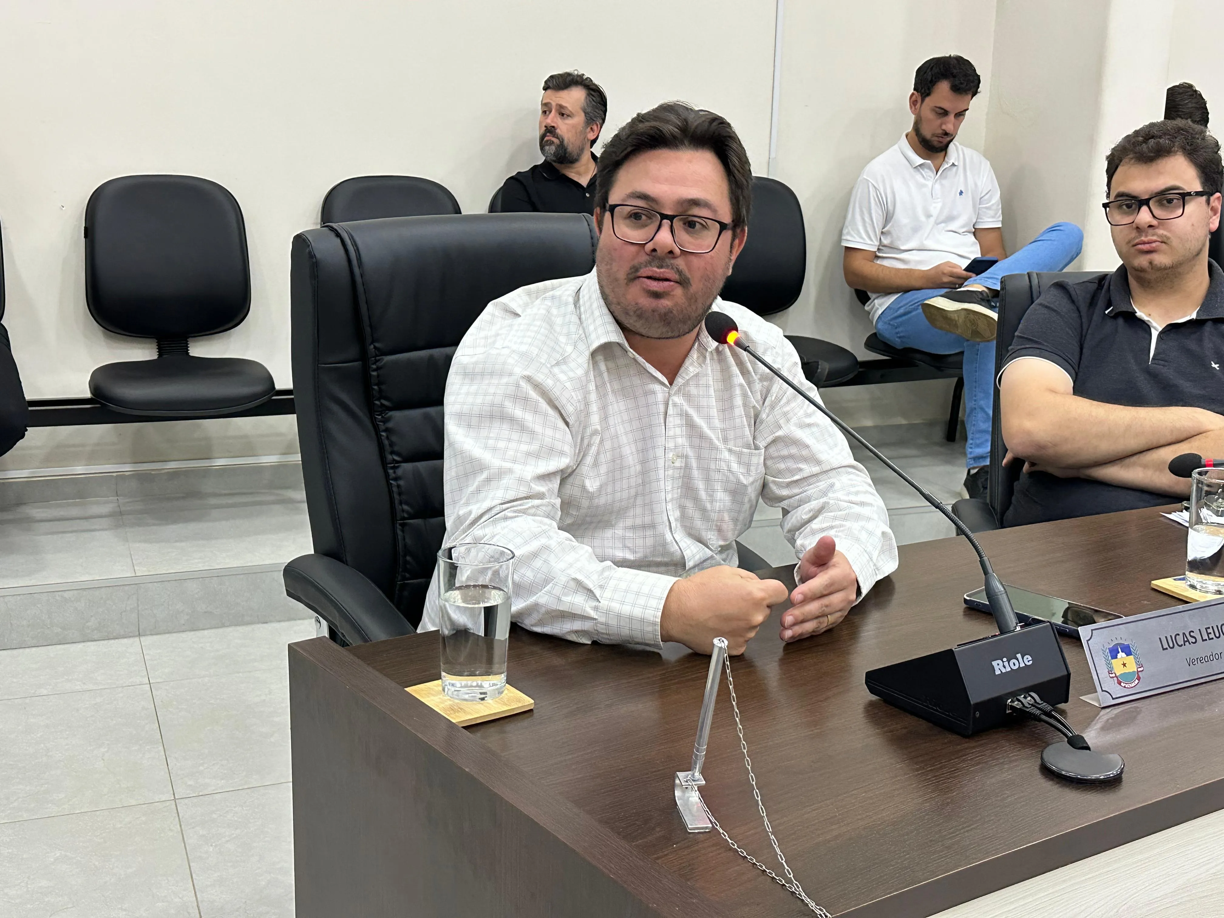 Vereador Lucas Leugi no plenário da Câmara
