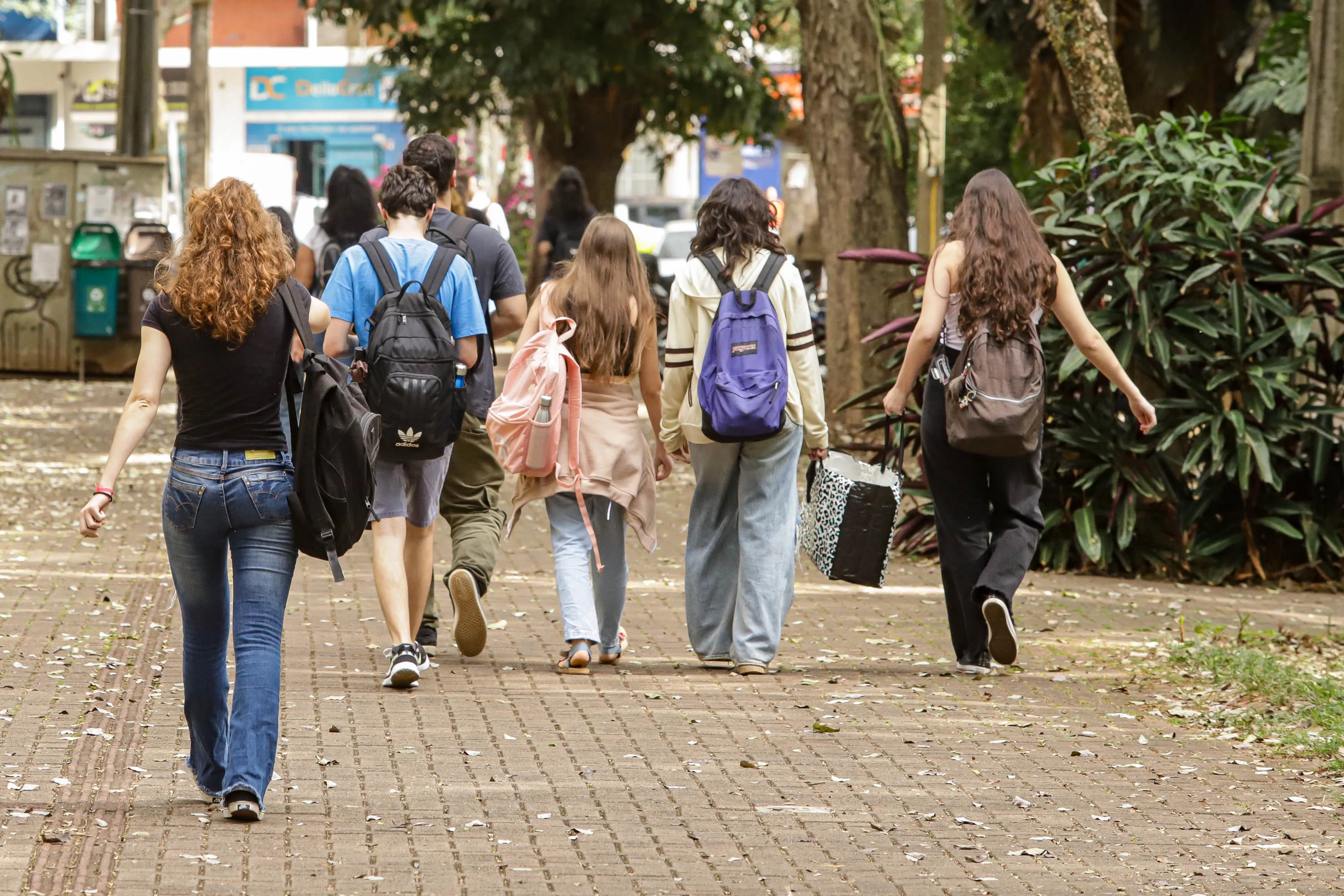 Maringá, 27 de julho de 2023 - Alunos no Campus da Universidade Estadual de Maringá (UEM).