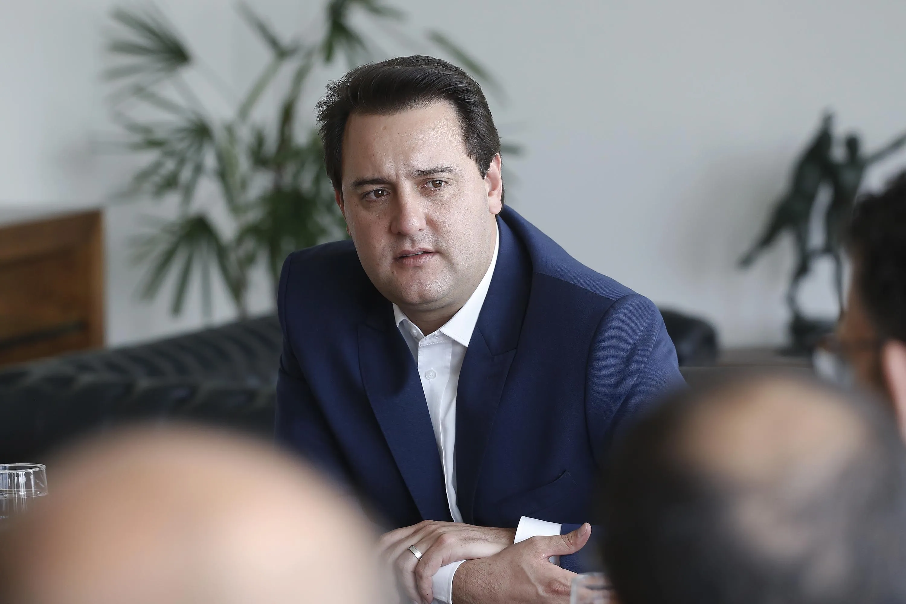 O governador Carlos Massa Ratinho Junior assina Termo de Cooperação entre FIEP e Agência Paraná de Desenvolvimento. Presentes: presidente da FIEP, Edson Campagnolo; Eduardo Bekin, diretor da Paraná Desenvolvimento; Márcio Nunes, secretário de Desenvolvimento Sustentável e Turismo; entre outros.
Curitiba, 14-02-19.
Foto: Arnaldo Alves / ANPr.