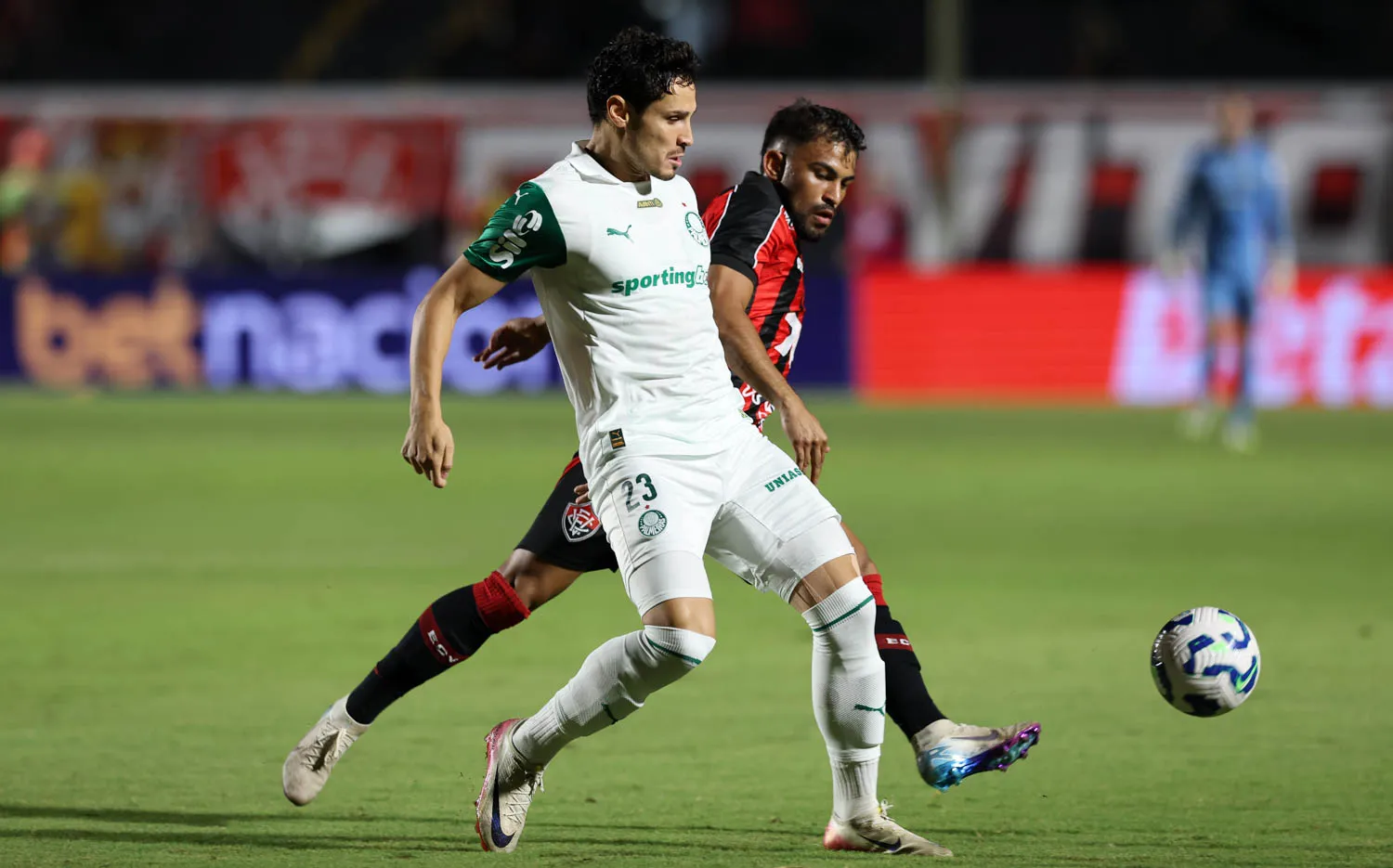 O jogador Raphael Veiga, da SE Palmeiras, disputa bola com o jogador do EC Vitória, durante partida válida pela décima oitava rodada, do Campeonato Brasileiro, Série A, no Estádio Barradão. (Foto: Cesar Greco/Palmeiras/by Canon)