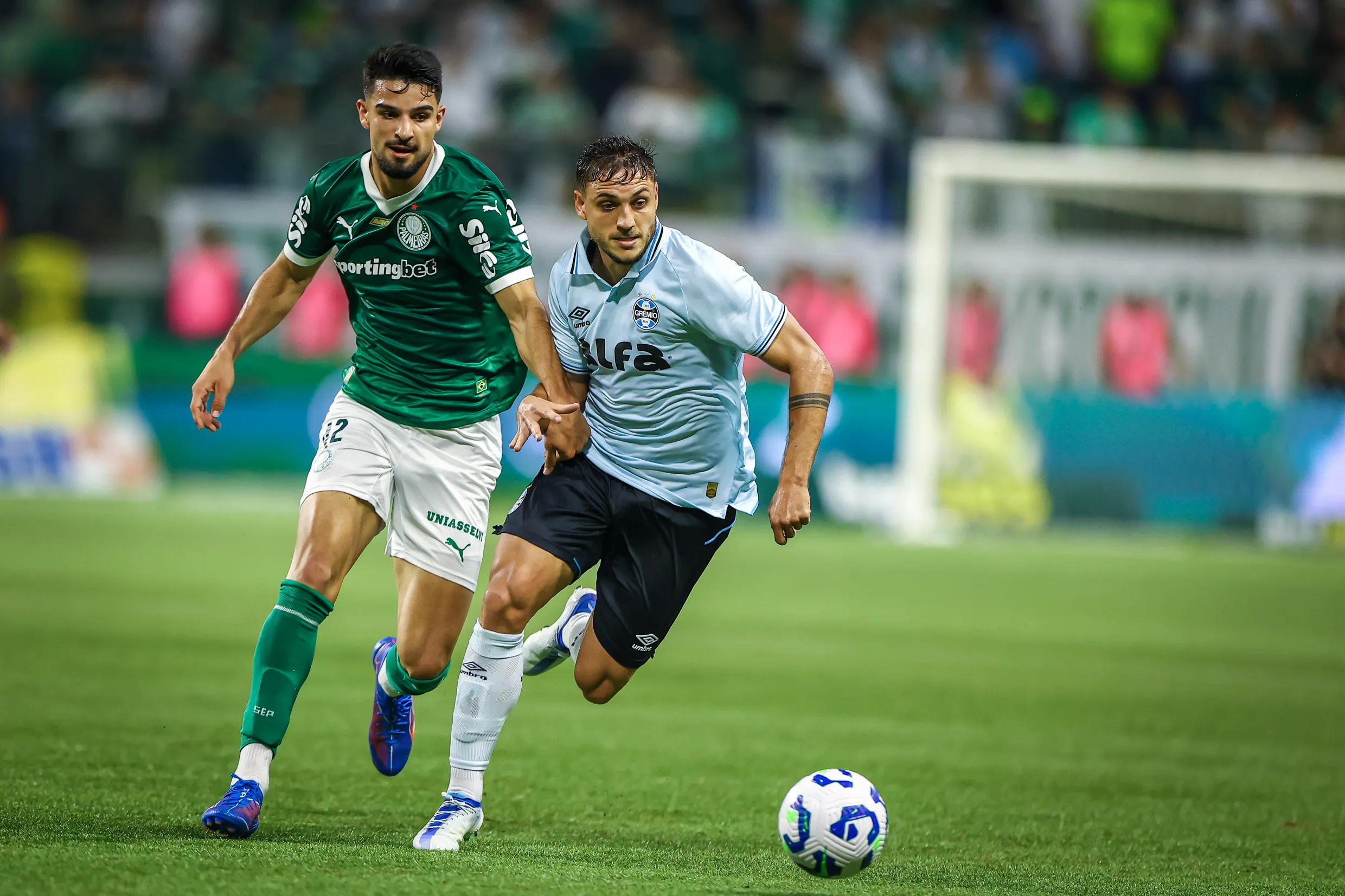 RS - FUTEBOL/CAMPEONATO BRASILEIRO 2025/GREMIO X PALMEIRAS  - ESPORTES - Lance da partida entre Gremio e Palmeiras disputada na noite deste sabado, na Allianz Arena, em Belo Horizonte, em partida valida pela Campeonato Brasileiro 2025. FOTO: LUCAS UEBEL/GREMIO FBPA