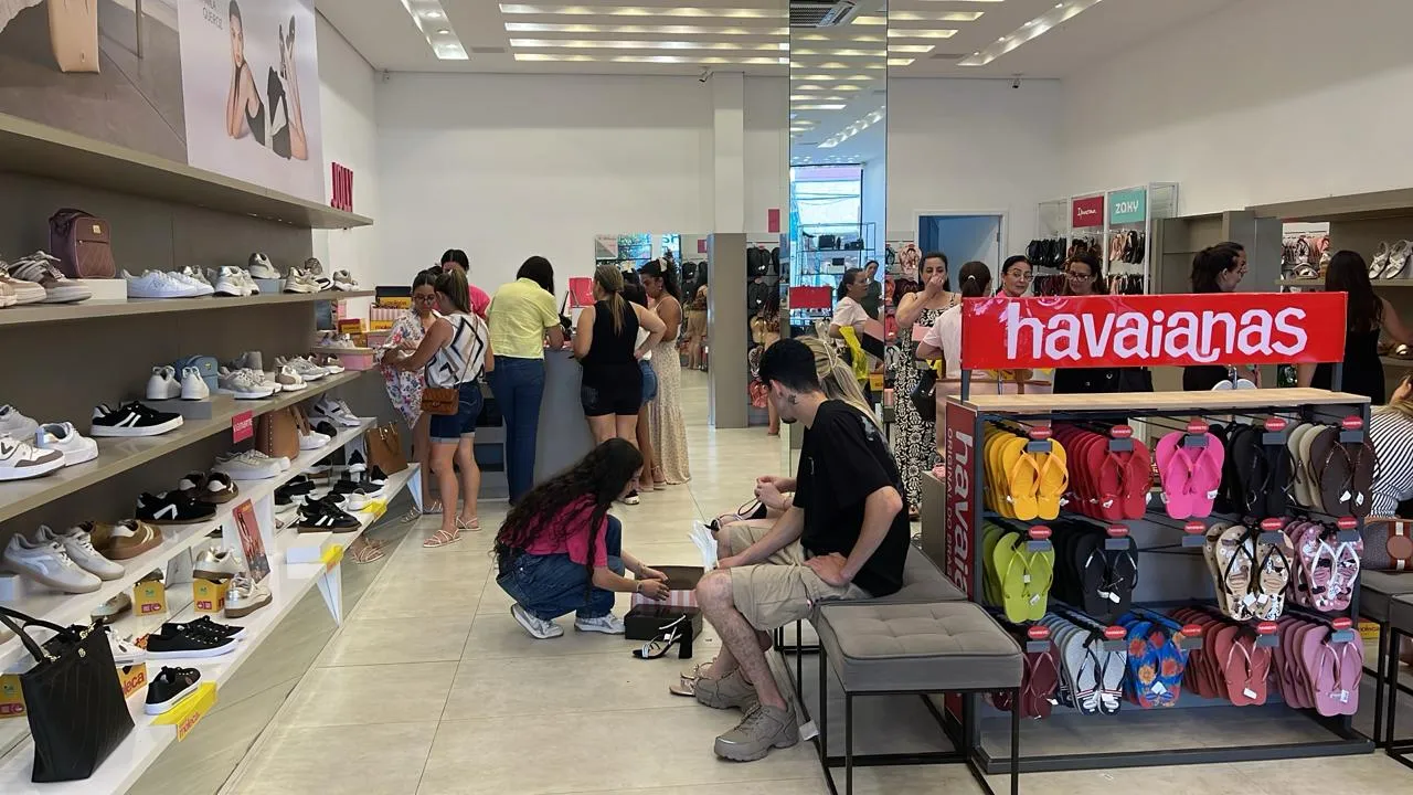 Lojas na Avenida Curitiba, em Apucarana