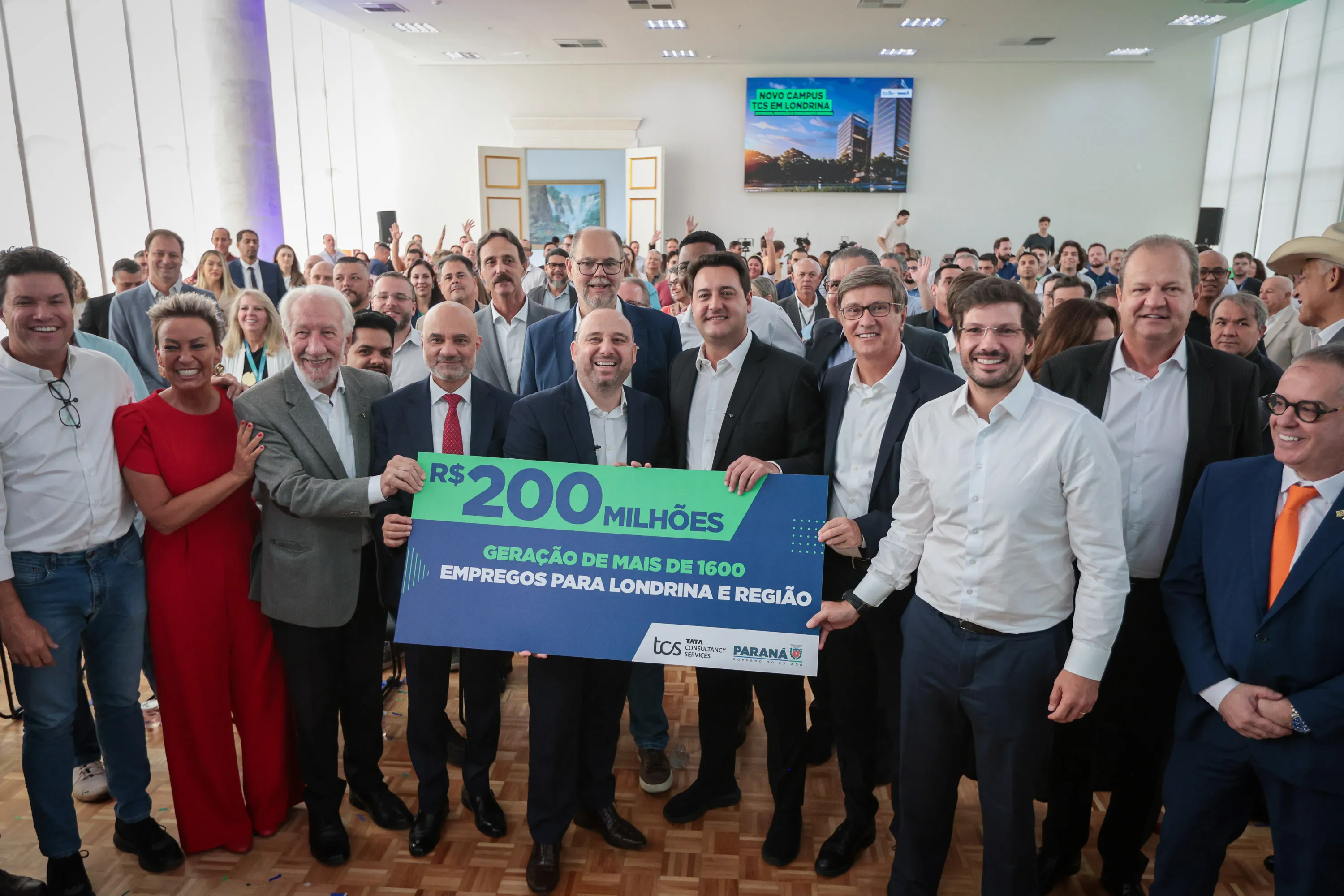 O governador Carlos Massa Ratinho Junior e o Country Head da Tata Consultancy Services (TCS) no Brasil, Bruno Rocha, anunciam nesta terça-feira (27), em cerimônia no Palácio Iguaçu, um novo investimento da empresa indiana para a expansão da operação em Londrina.