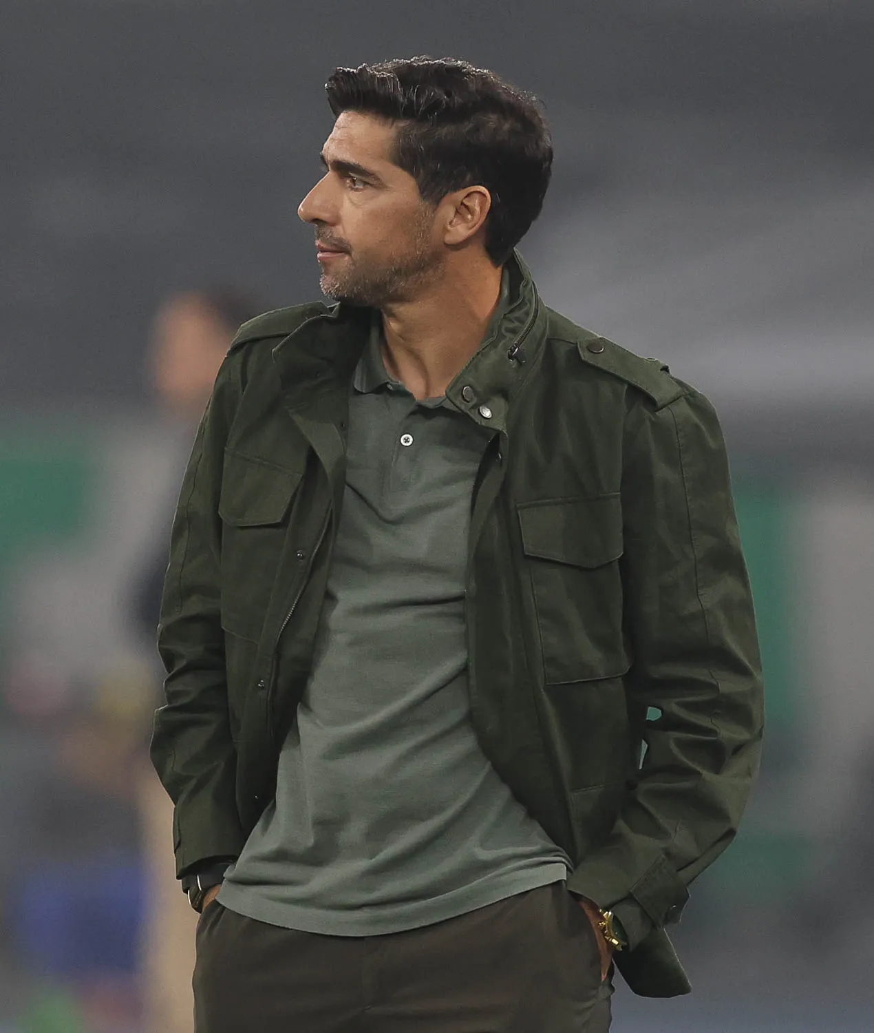 da SE Palmeiras, disputa bola com o jogador do Botafogo FR, durante partida válida pela vigésima rodada, do Campeonato Brasileiro, Série A, no Esteadio Nilton Santos. (Foto: Cesar Greco/Palmeiras/by Canon)