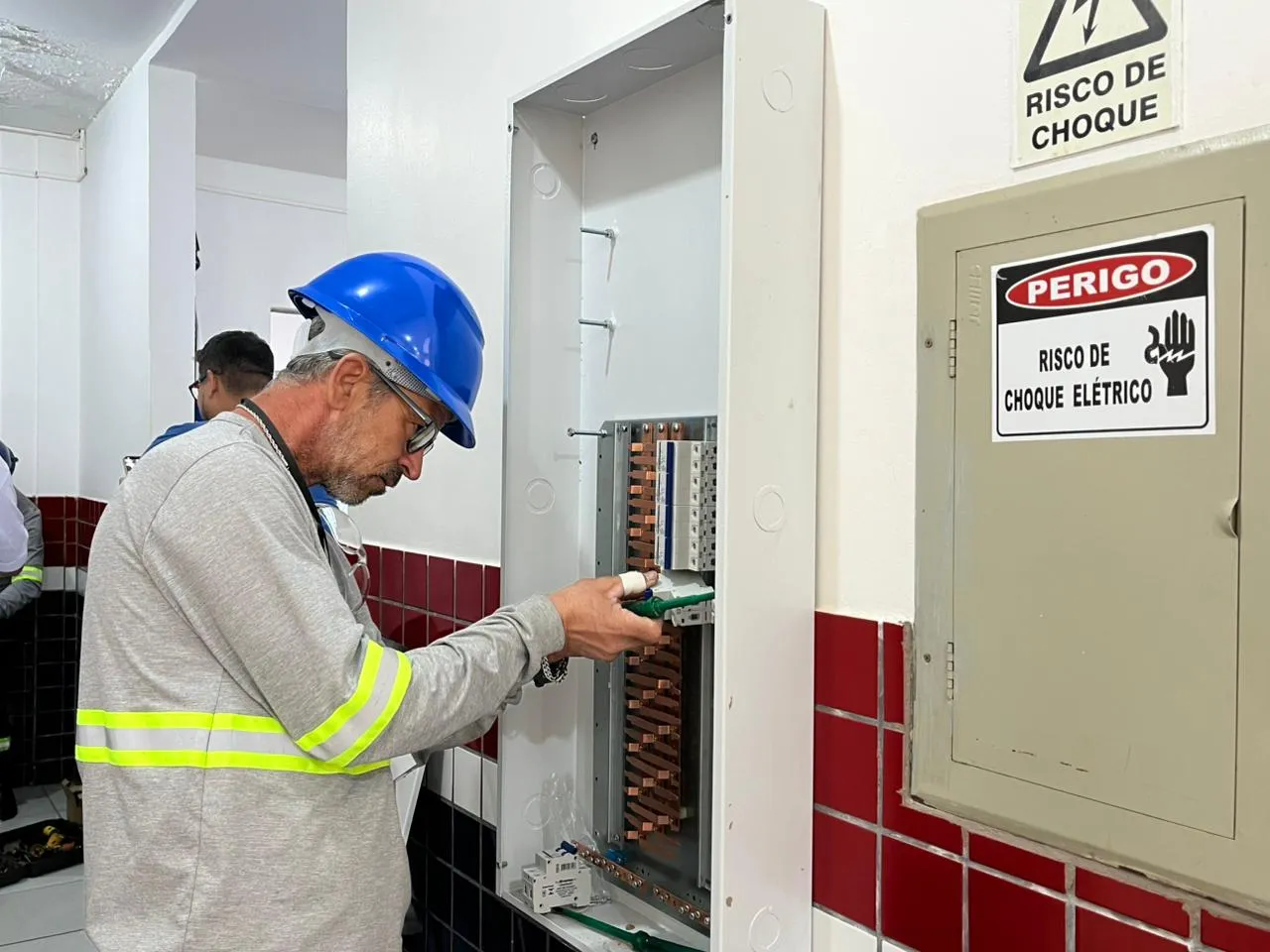 Prefeitura iniciou os serviços elétricos nas escolas e CMEis