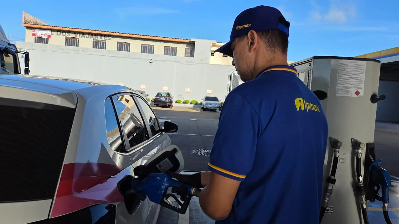 Imagem descritiva da notícia Petrobras reajusta preços 
da gasolina partir desta 
sexta nas distribuidoras