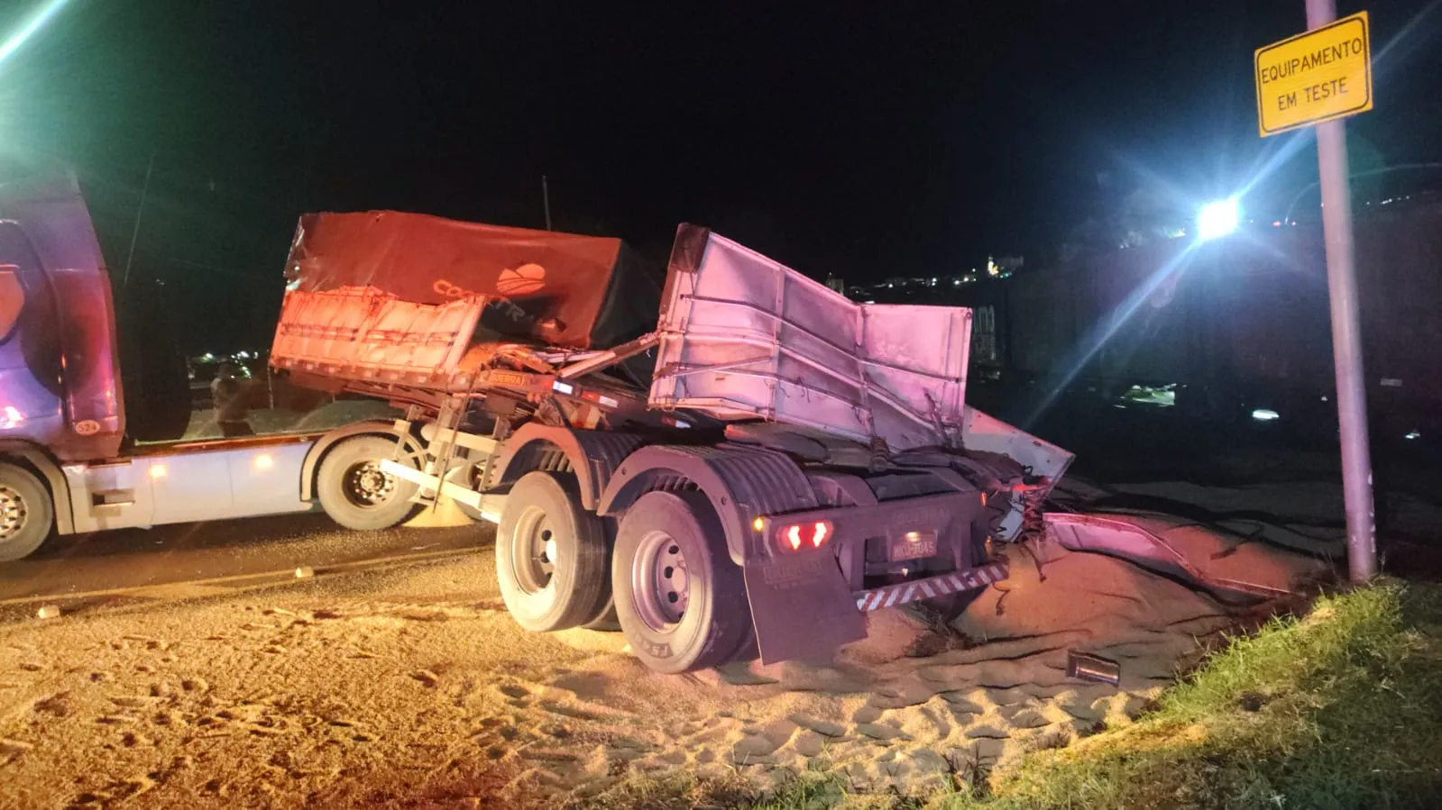 A carreta, uma Scânia R 540, que transportava uma carga de farelo de soja, seguia no sentido à saída para Mandaguari