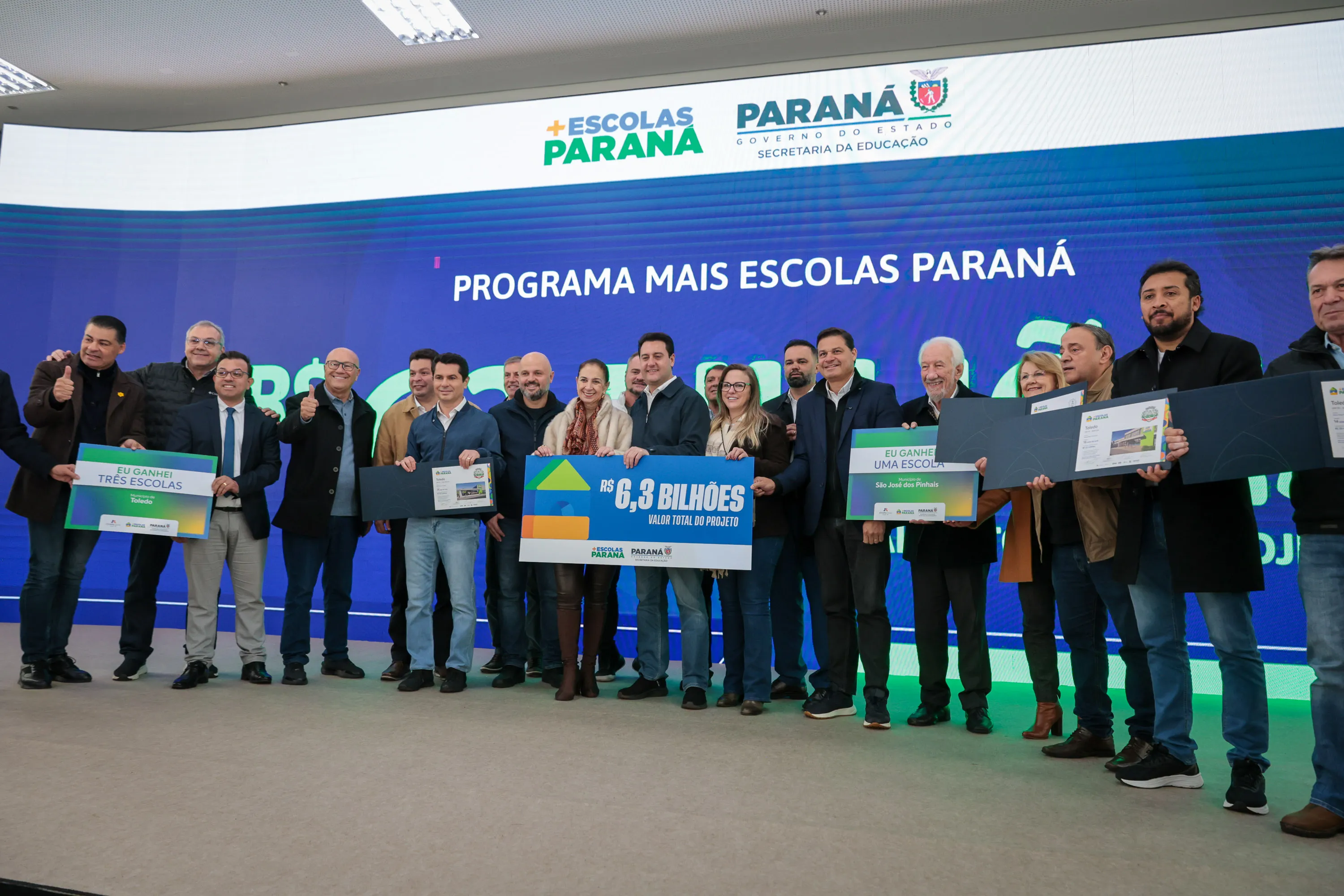O governador Carlos Massa Ratinho Junior e o secretário da Educação, Roni Miranda, assinam nesta quarta-feira (24), o contrato do programa Mais Escolas Paraná