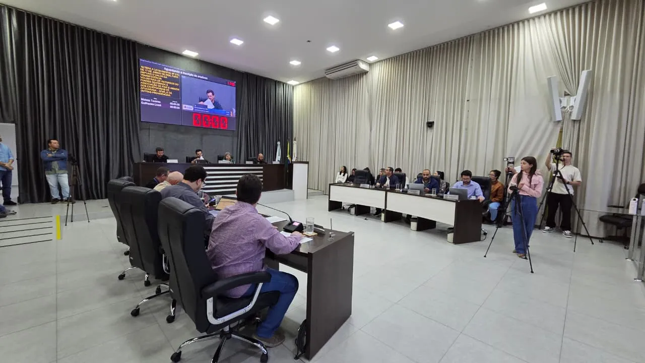 Vereadores durante sessão extraordinária