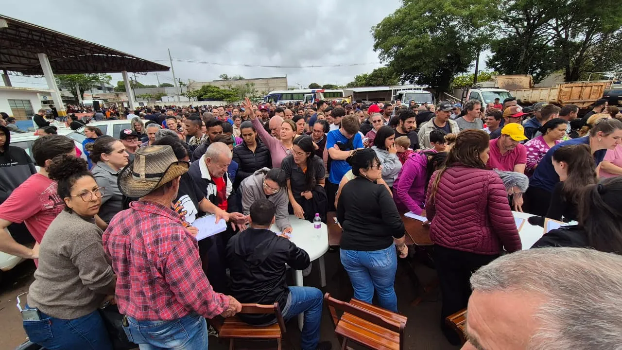 Multidão busca por telhas distribuídas pela Prefeitura