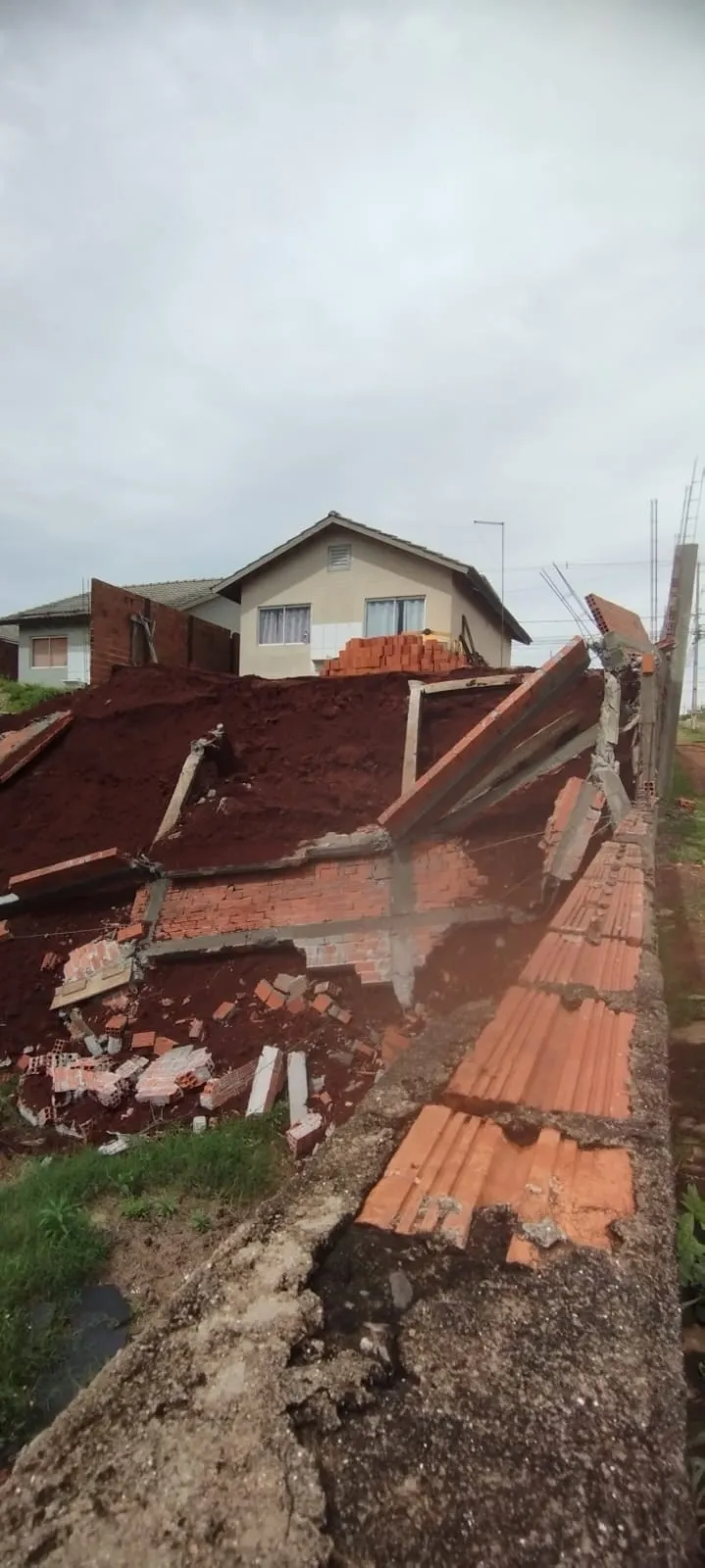 No Residencial Solo Sagrado, houve desabamento de muro e deslizamento de terra