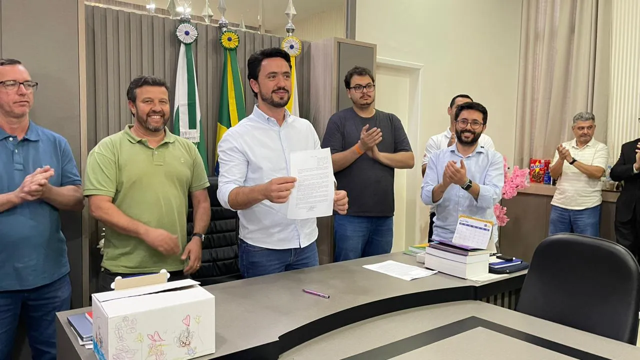 Prefeito durante solenidade na Câmara