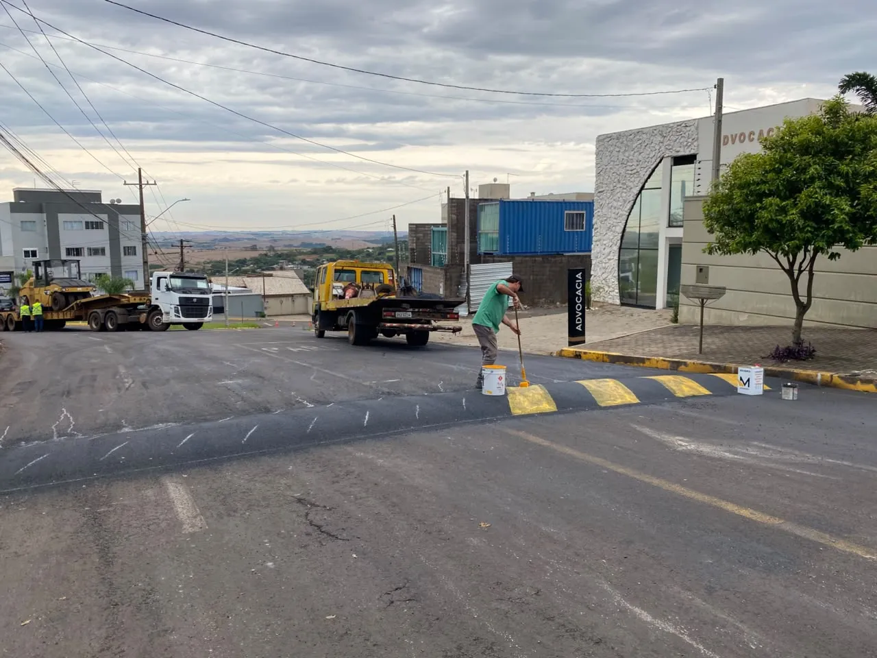 Operários da Prefeitura trabalham na sinalização de lombada