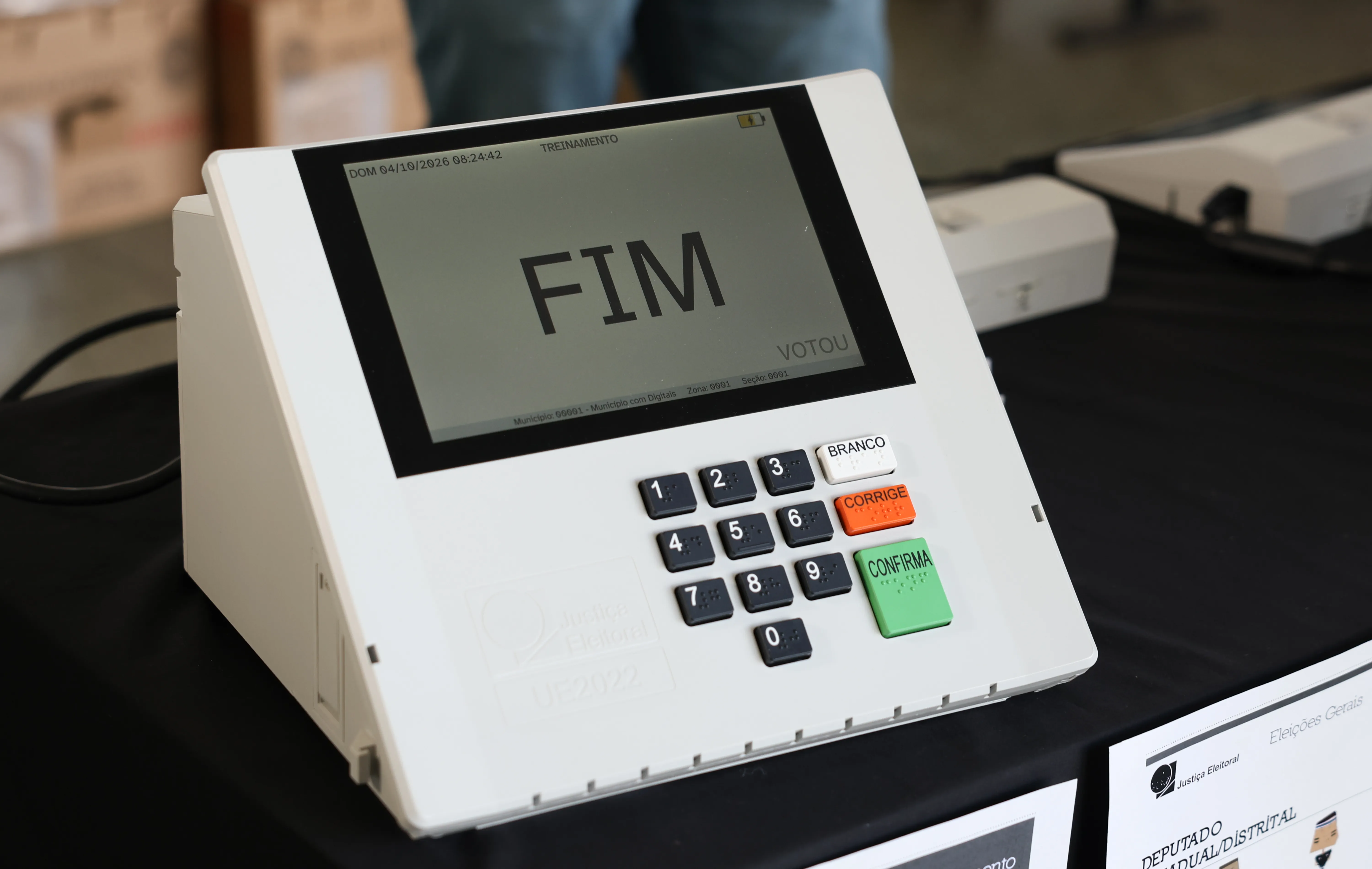 TSE faz demonstração de como votar na urna eletrônica na Rodoviária de Brasília