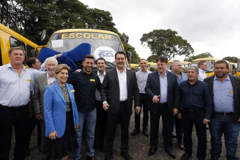 Entrega de 144 onibus escolares para municipios do Paraná