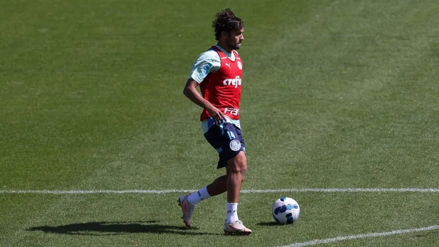 O jogador Gustavo Scarpa, da SE Palmeiras, durante treinamento, na Academia de Futebol. (Foto: Cesar Greco)