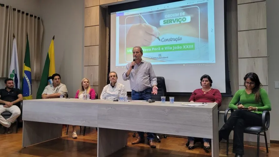 Prefeito Carlos Gil na solenidade de assinatura da ordem de serviço