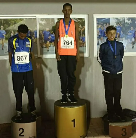 O garoto Yohan Gabriel Brandino de Oliveira ganhou medalha de ouro na prova de 150m na categoria sub-14