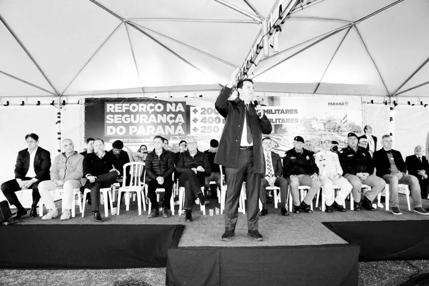 O governador Carlos Massa Ratinho Junior anunciou nesta segunda-feira (27) a contratação de 2 mil policiais militares e 400 bombeiros militares aprovados no concurso público realizado pela Secretaria da Segurança Pública no ano passado, além de 250 veículos, 88 motos e seis embarcações. Ele também também convocou 150 delegados, 200 investigadores, 50 papiloscopistas e 24 escrivães que vão compor os quadros da Polícia Civil do Paraná. O anúncio foi feito na cerimônia na Academia Policial Militar do Guatupê, em São José dos Pinhais.
