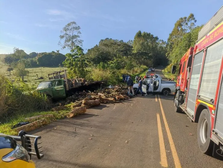A caminhonete ficou destruída e toras de madeira ficaram espalhadas pela rodovia
