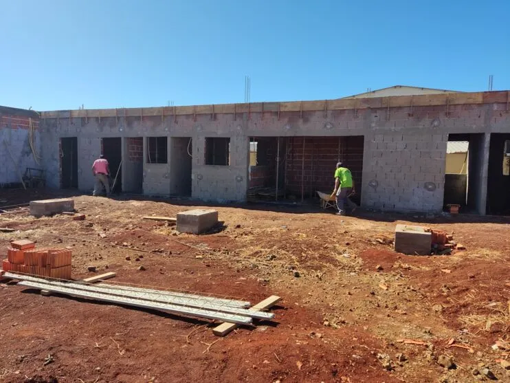 A rodoviária terá área de guichê, lanchonete, cozinha, almoxarifado, sala onde funcionará o Detran e banheiros.