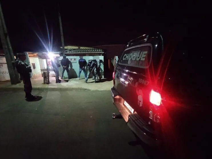Em conjunto com os policiais locais, as equipes CHOQUE realizam abordagens