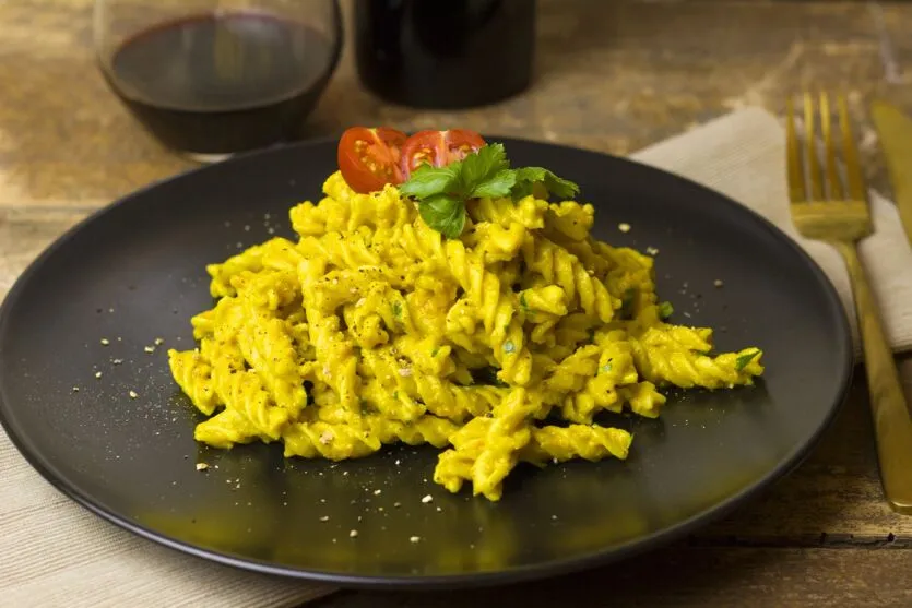 Macarrão ao molho pesto surpreende e agrava vários paladares