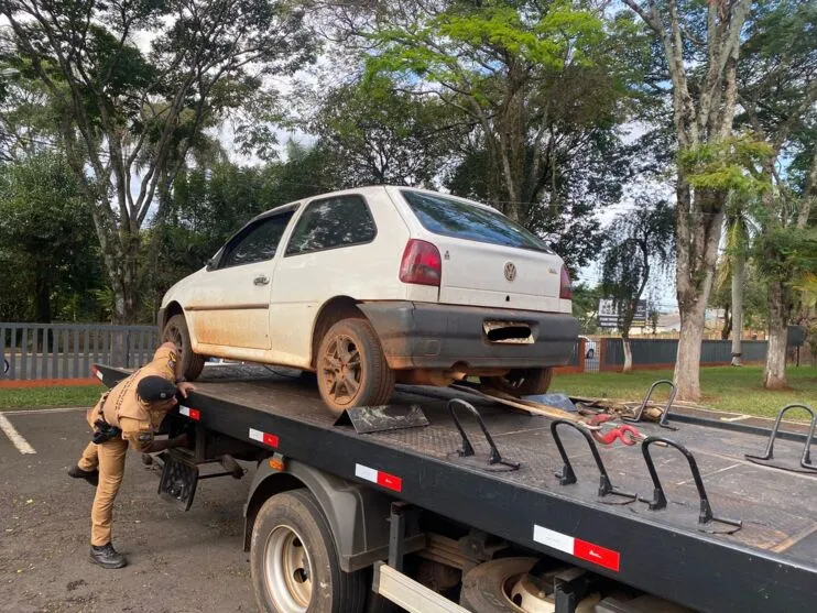Pelos menos três ladrões armados com revólver e com facão invadiram a propriedade